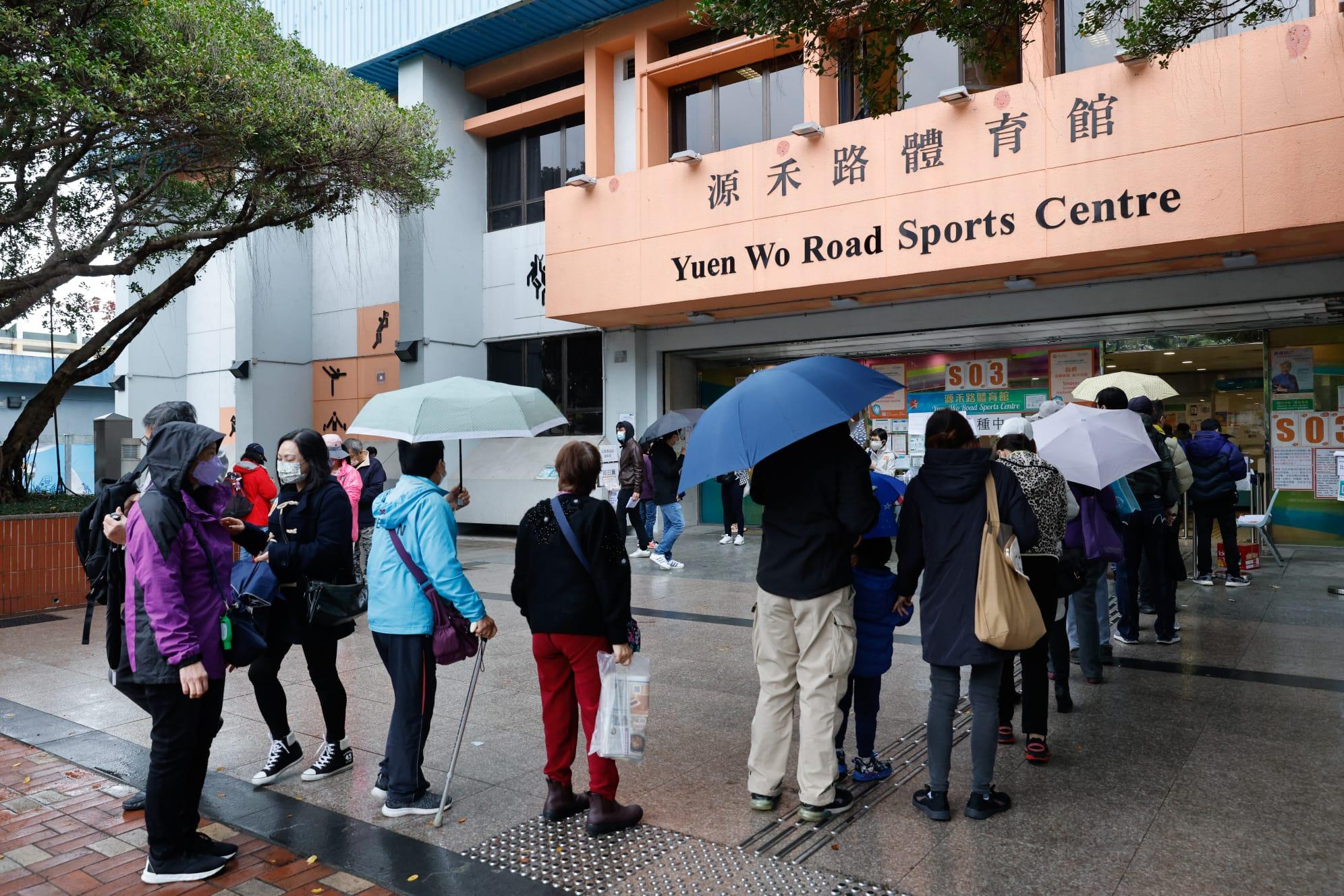 大批市民今日冒雨到沙田源禾路體育館接種科興疫苗。(蘇文傑攝)
