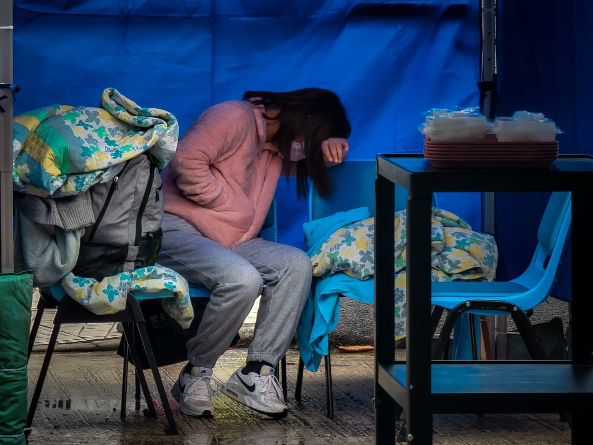 今日氣溫轉冷、有雨,繼續有大批新冠患者在明愛醫院急症室外等候上病房。(莊振邦攝)