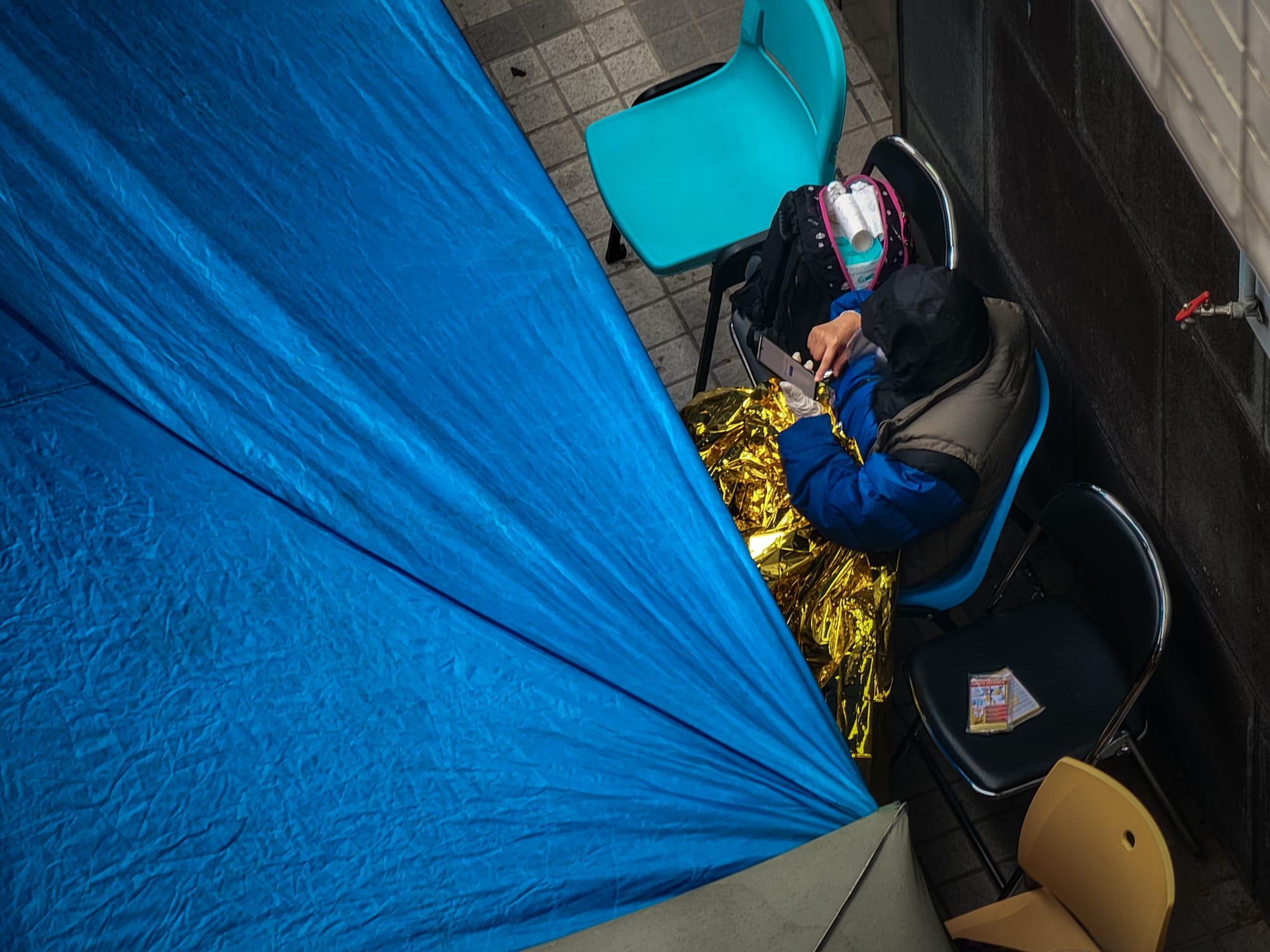 今日氣溫轉冷、有雨,繼續有大批新冠患者在明愛醫院急症室外等候上病房。(莊振邦攝)