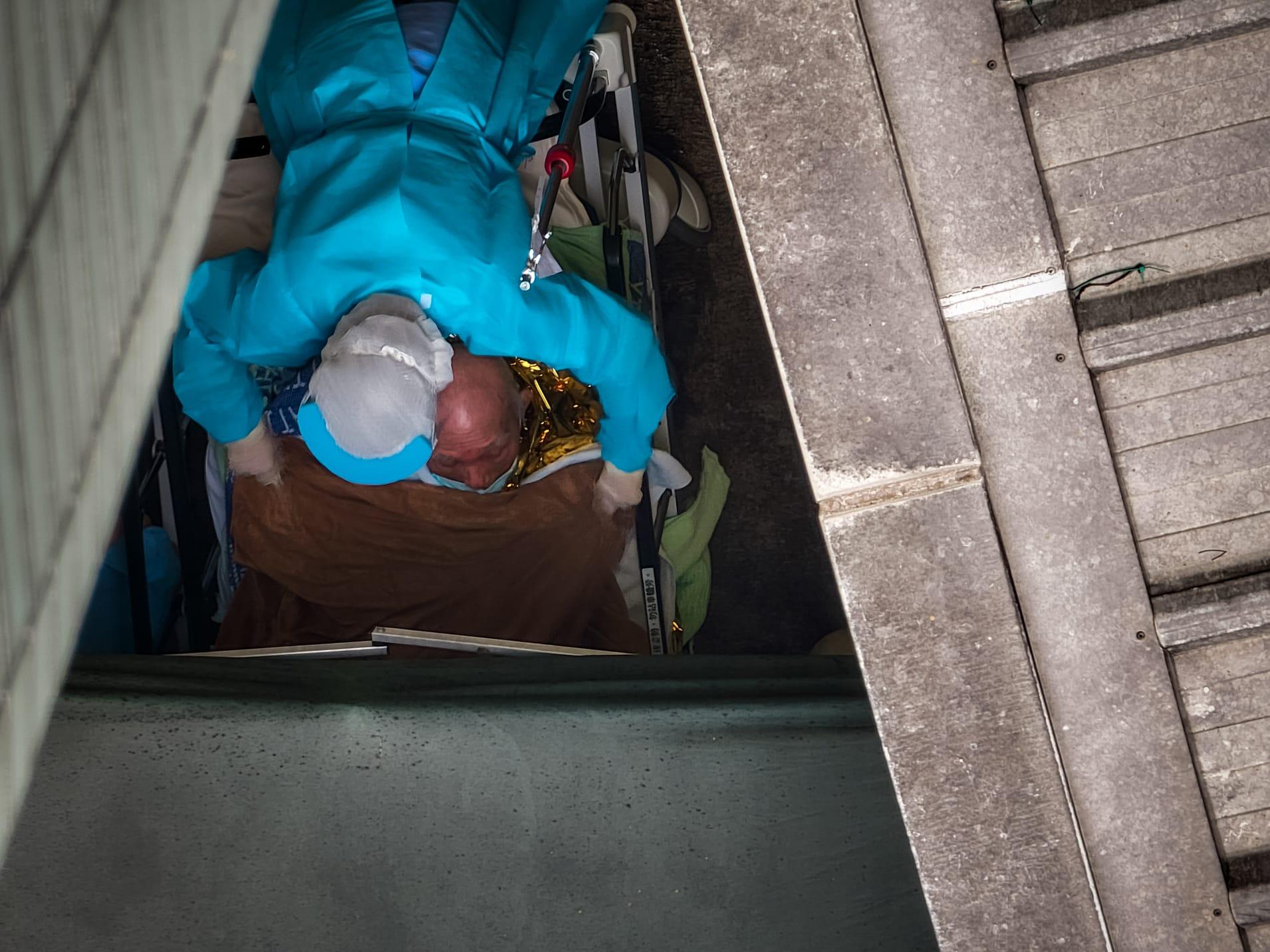 今日氣溫轉冷、有雨,繼續有大批新冠患者在明愛醫院急症室外等候上病房。(莊振邦攝)