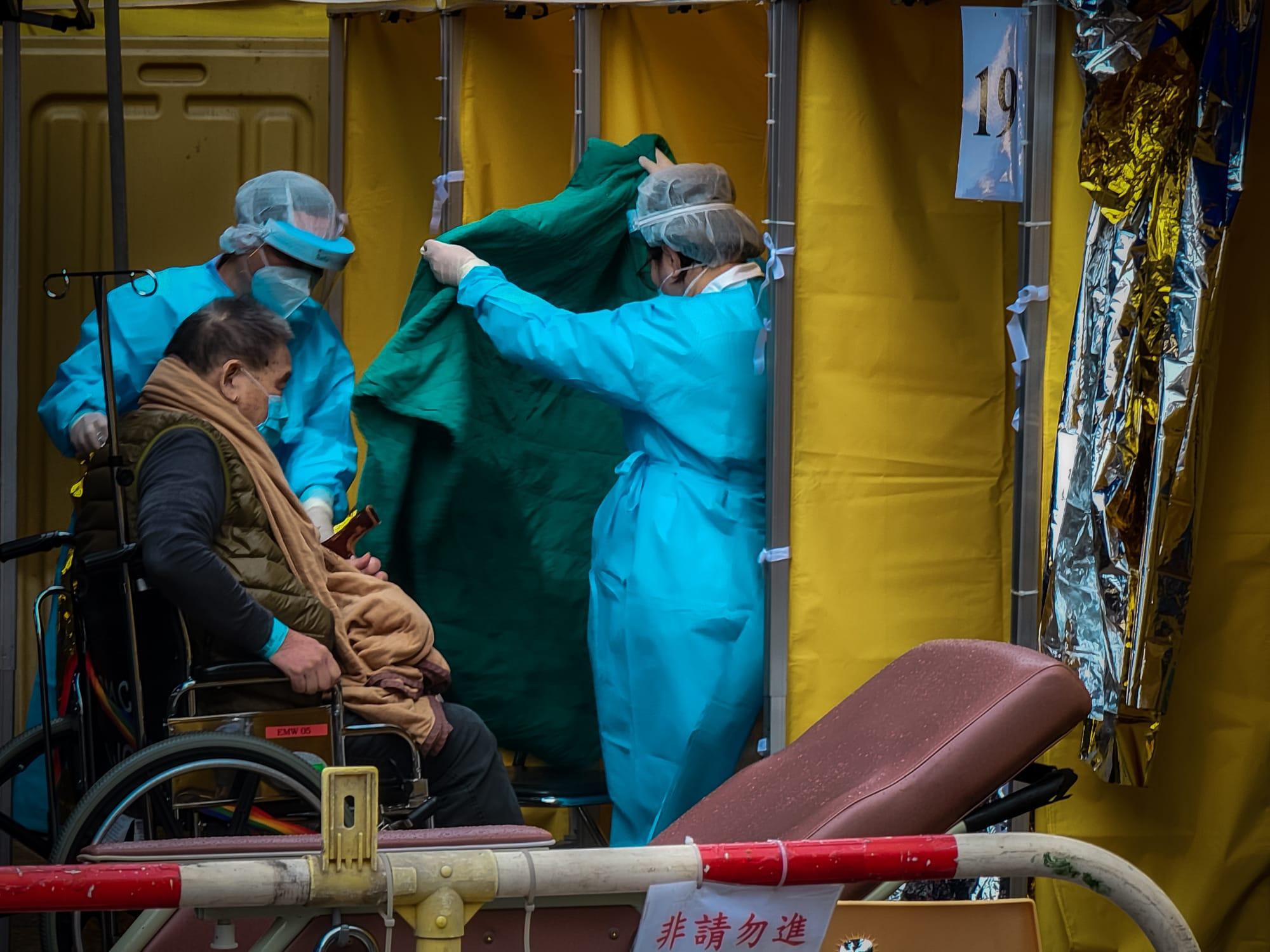 近日天氣轉冷,仍有大批病患在急症室外等候上病房。(資料圖片/莊振邦攝)