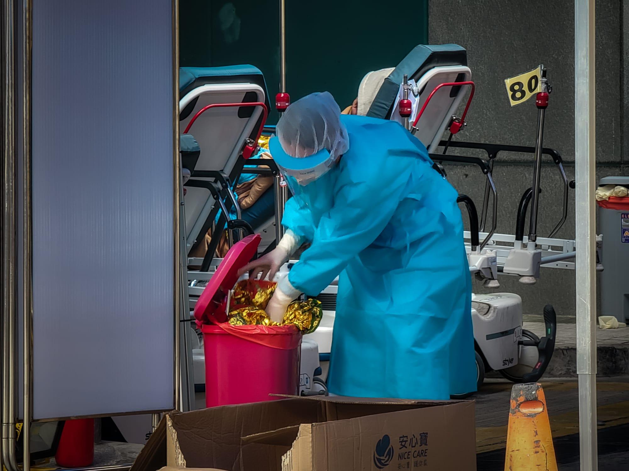 近日天氣轉冷,仍有大批病患在急症室外等候上病房。(資料圖片/莊振邦攝)