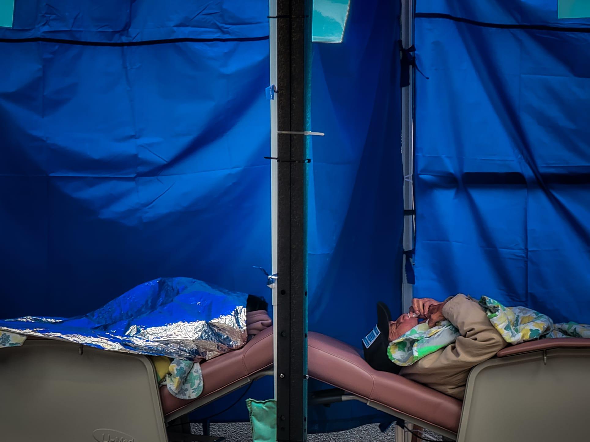今日氣溫轉冷、有雨,繼續有大批新冠患者在明愛醫院急症室外等候上病房。(莊振邦攝)