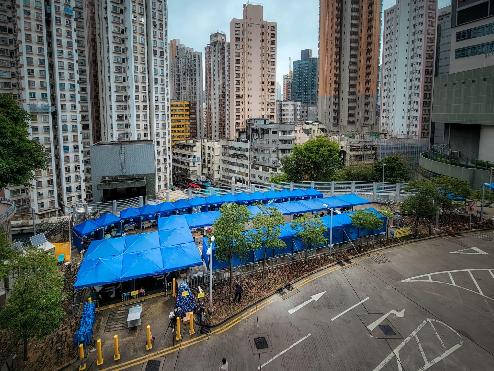 近日天氣轉冷,仍有大批病患在急症室外等候上病房。(資料圖片/莊振邦攝)