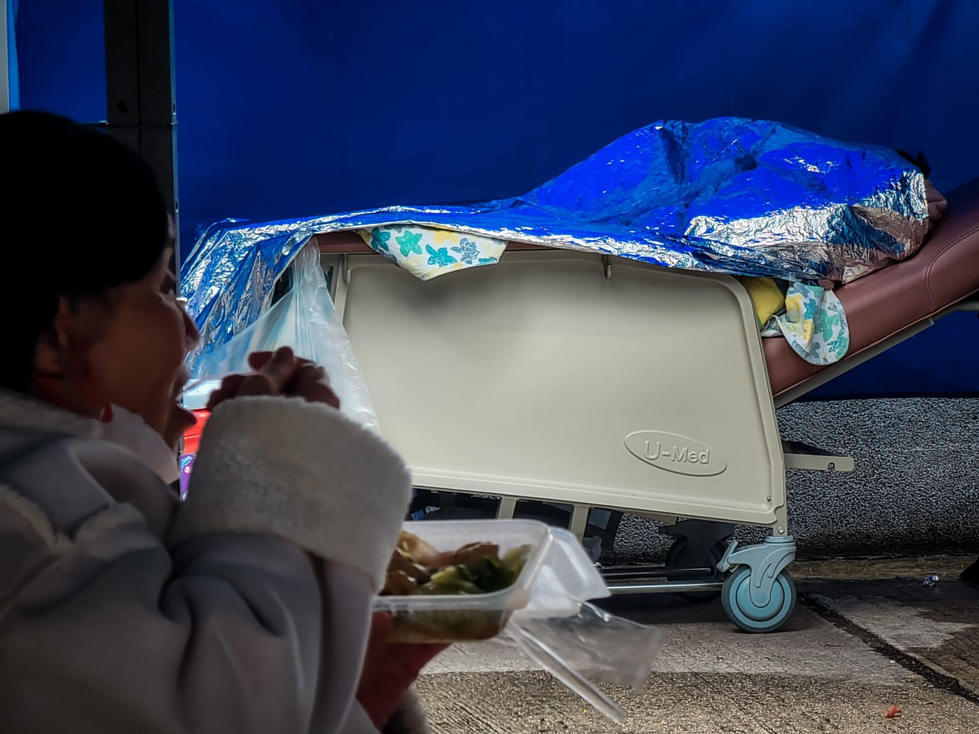 近日天氣轉冷,仍有大批病患在急症室外等候上病房。(資料圖片/莊振邦攝)