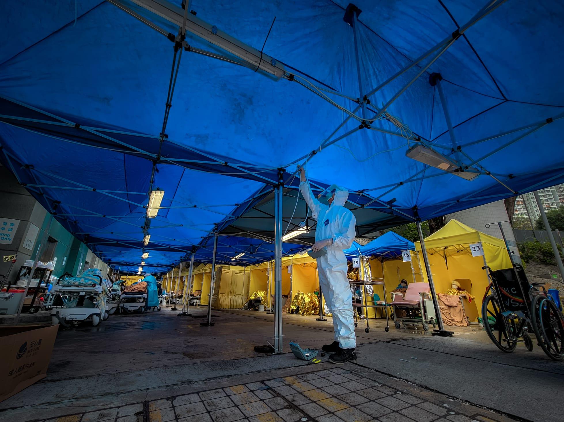 今日氣溫轉冷、有雨,繼續有大批新冠患者在明愛醫院急症室外等候上病房。(莊振邦攝)