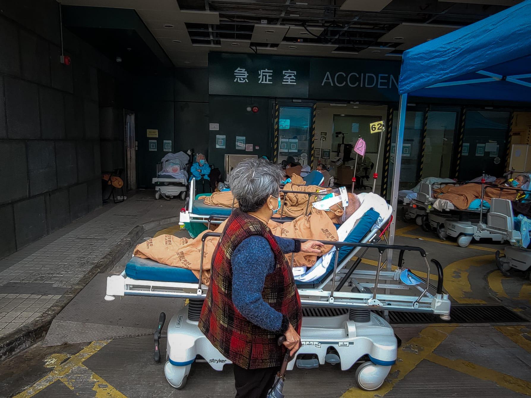 近日天氣轉冷,仍有大批病患在急症室外等候上病房。(資料圖片/莊振邦攝)