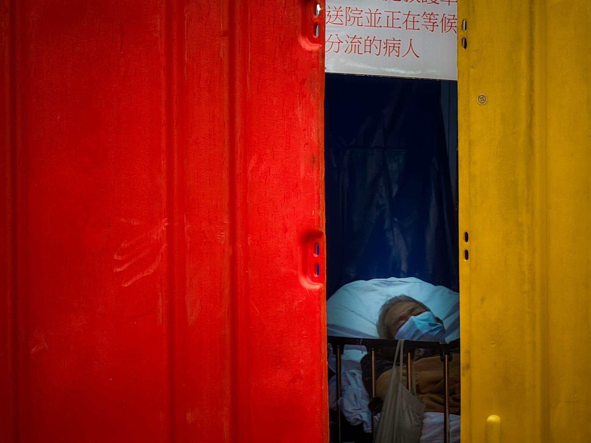 近日天氣轉冷,仍有大批病患在急症室外等候上病房。(資料圖片/莊振邦攝)