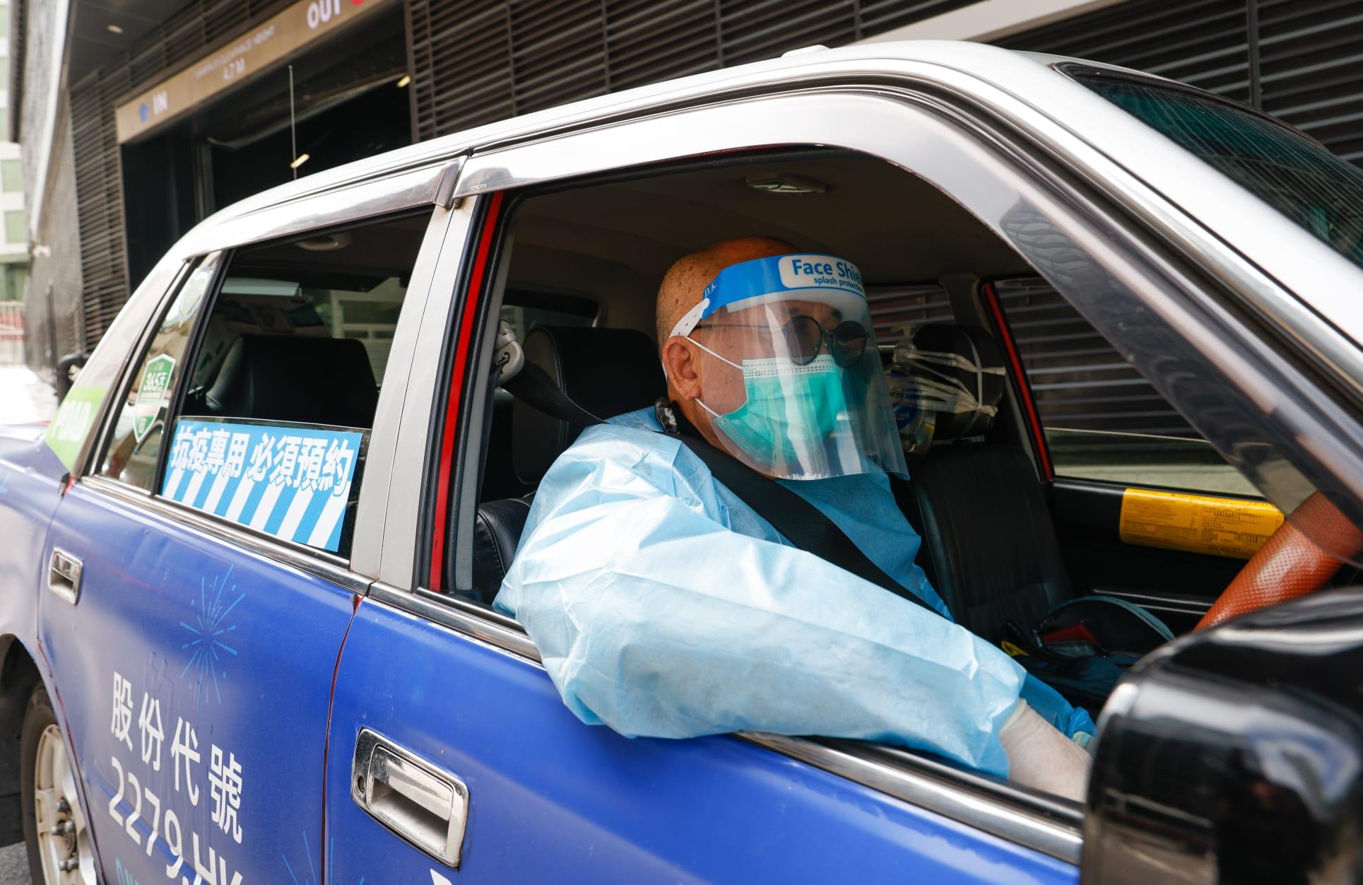 抗疫的士車窗貼有藍白色貼紙以茲識別。(資料圖片/蘇文傑攝)