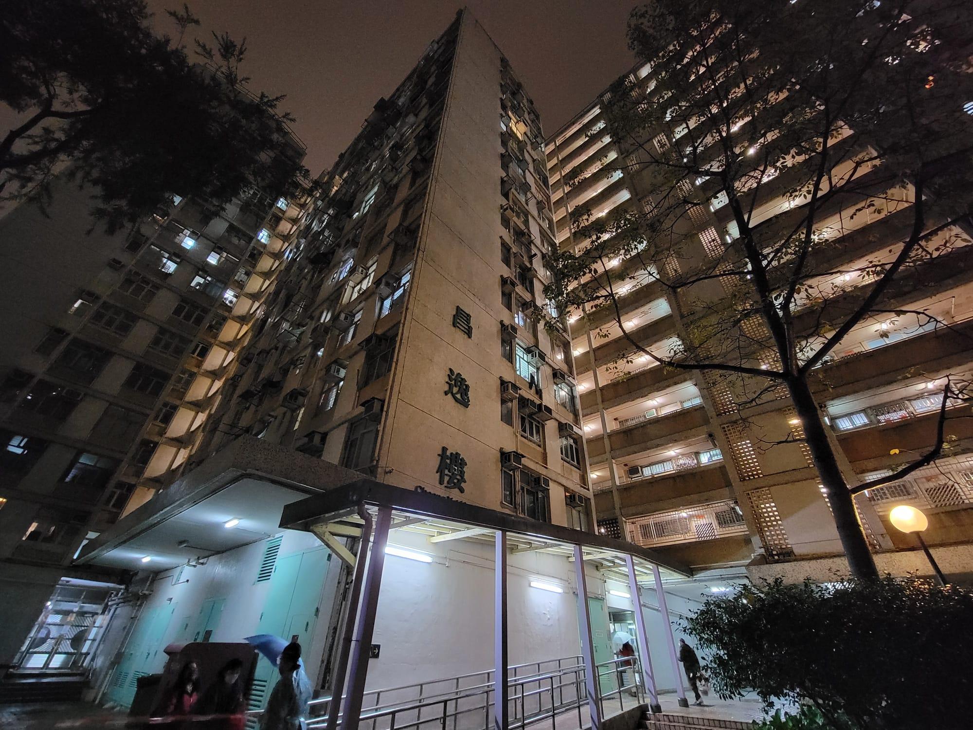 南昌邨昌逸樓今晚6時半起被圍封。(鍾式明攝)