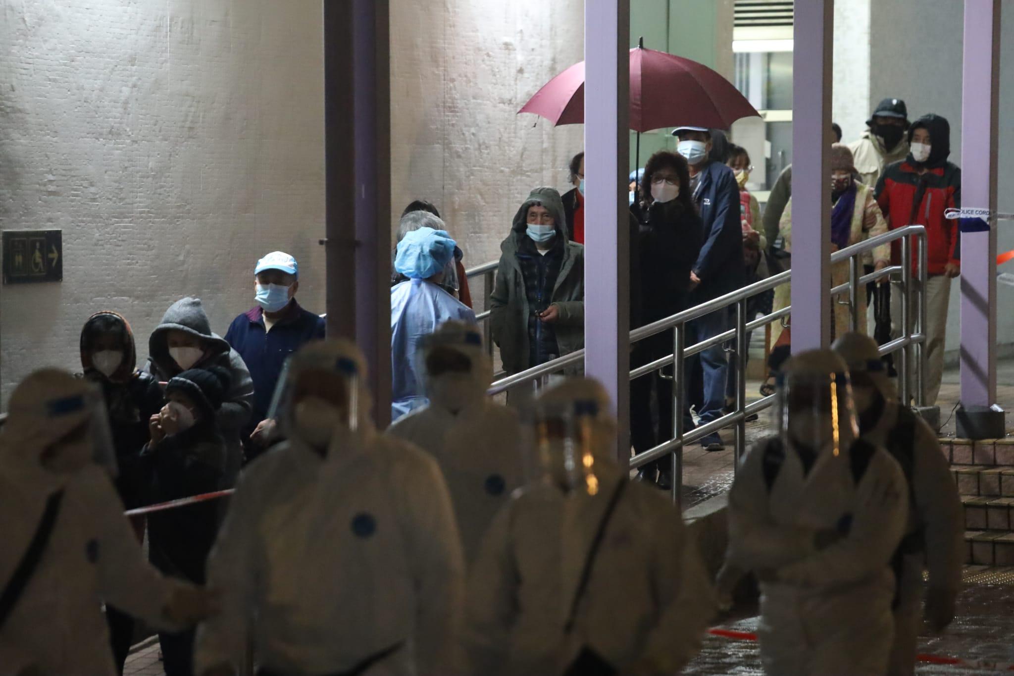 南昌邨昌謙樓及昌逸樓的居民,晚上落樓輪候檢測。(鍾式明攝)