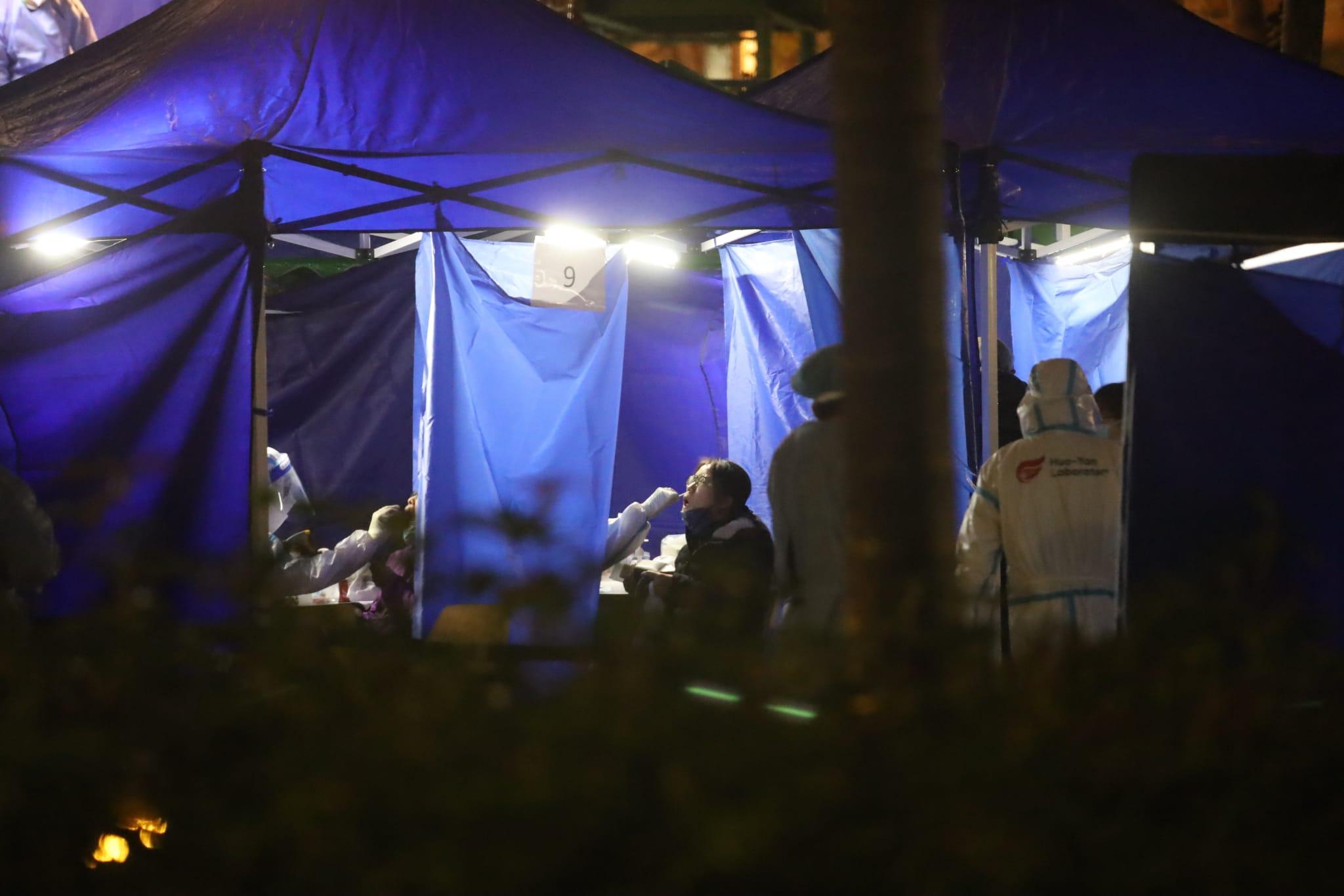 南昌邨居民接受採樣。(鍾式明攝)