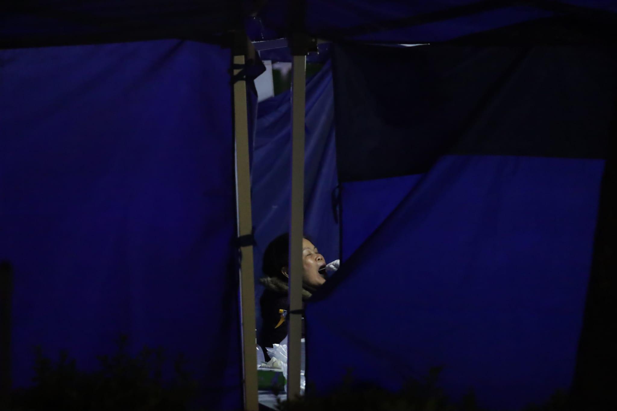 南昌邨居民接受採樣。(鍾式明攝)