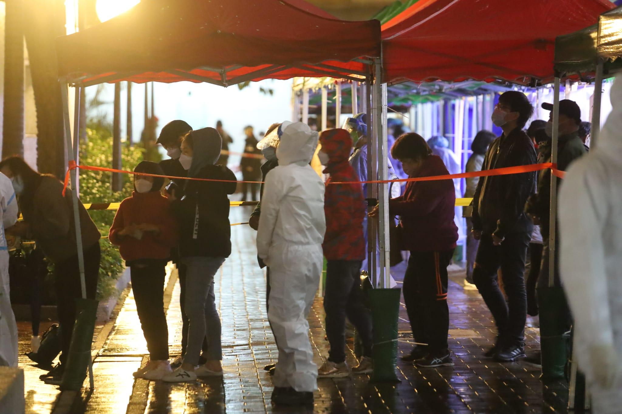 南昌邨居民排隊接受採樣。(鍾式明攝)