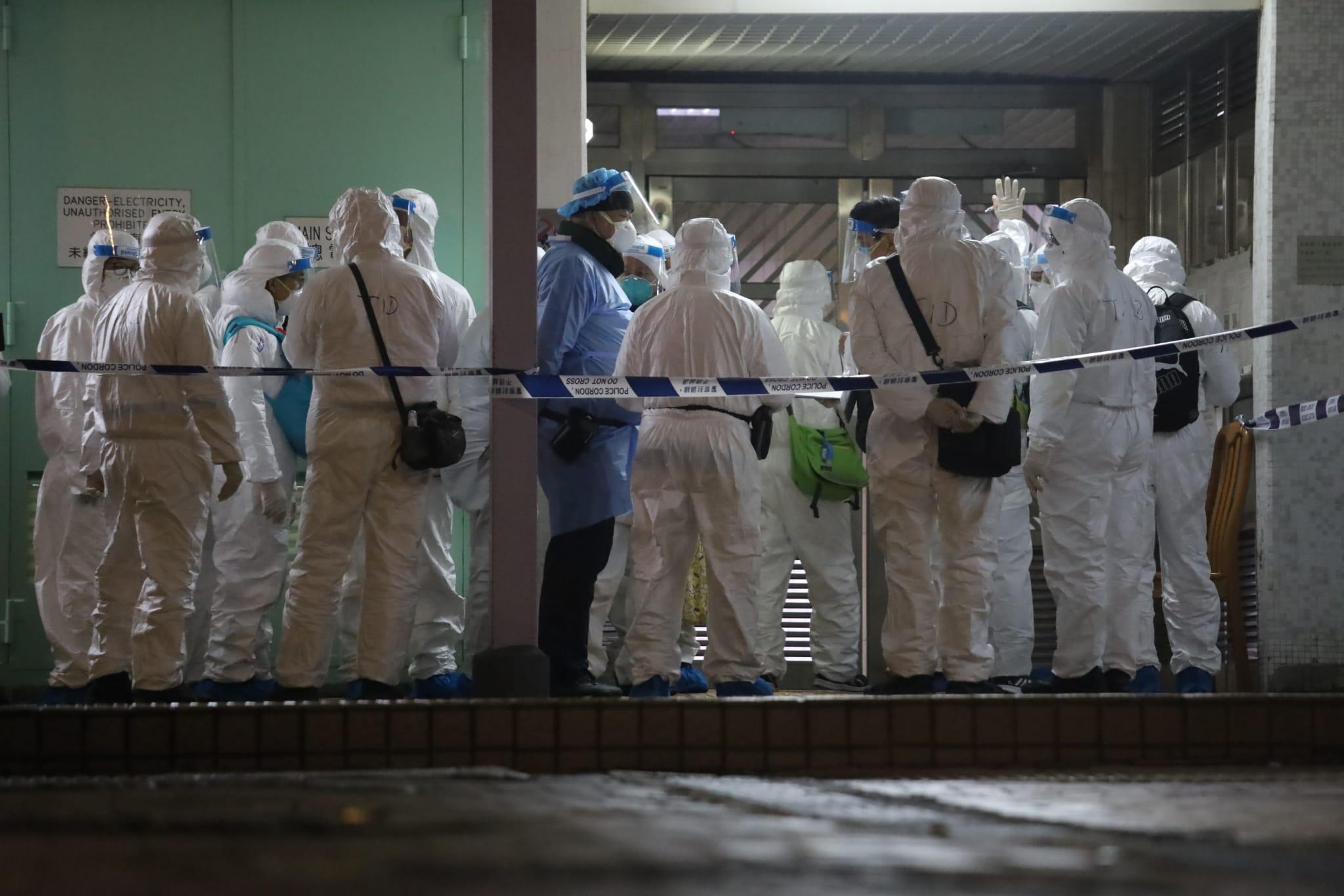 大批工作人員準備南昌邨圍封行動。(鍾式明攝)