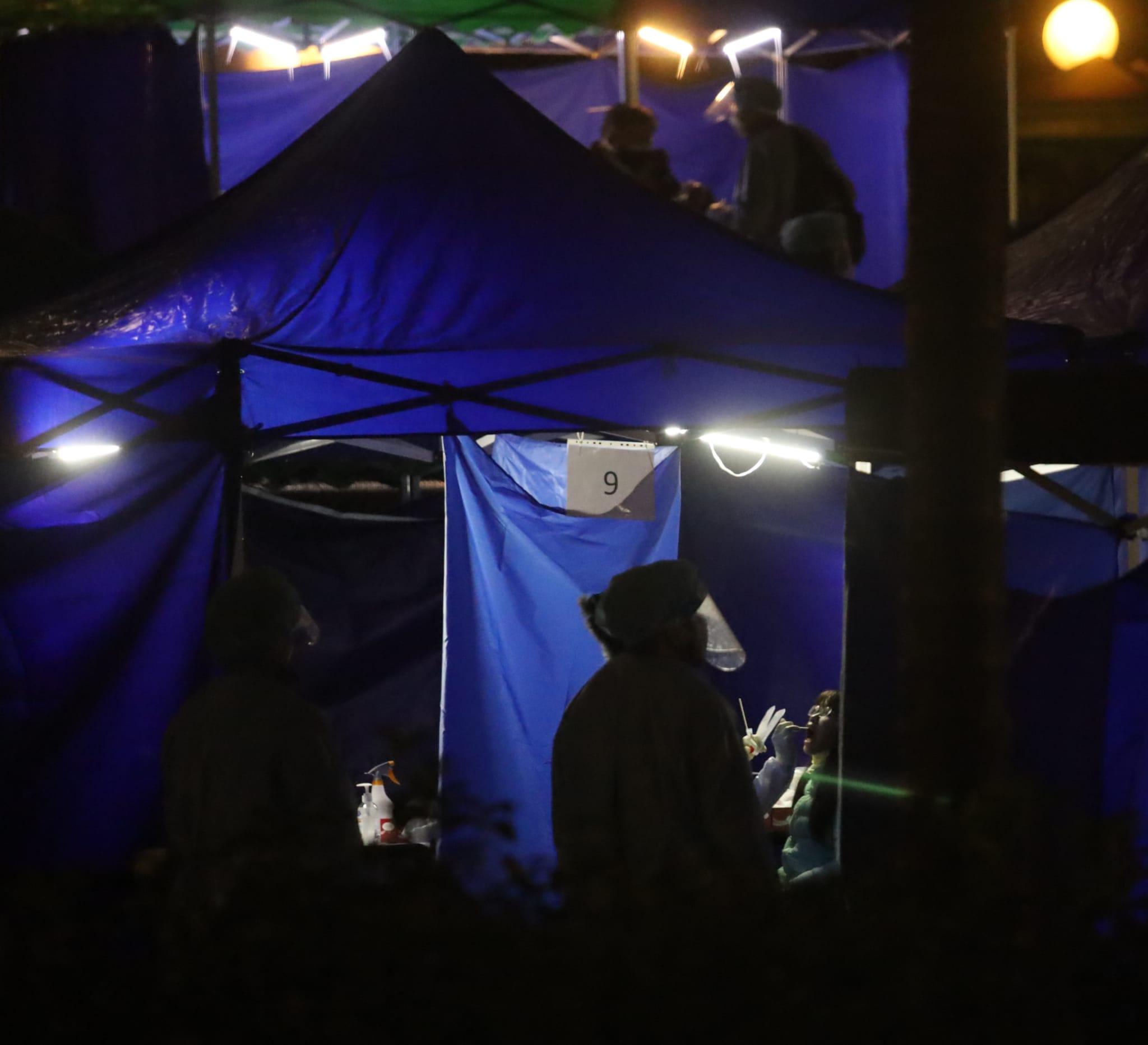 南昌邨居民接受採樣。(鍾式明攝)