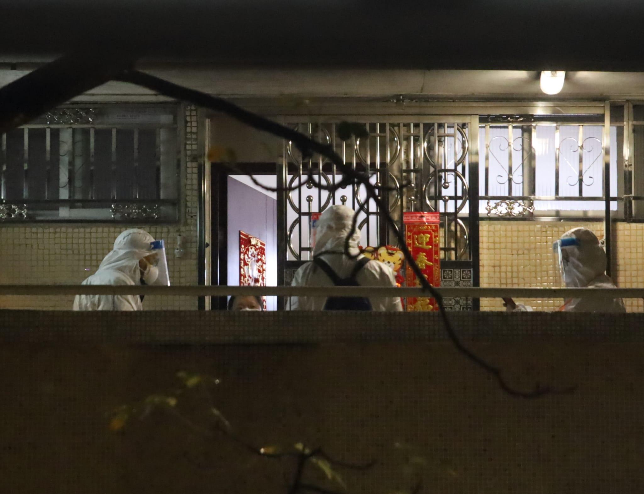 南昌邨兩座大廈今晚有圍封強制檢測行動。(鍾式明攝)