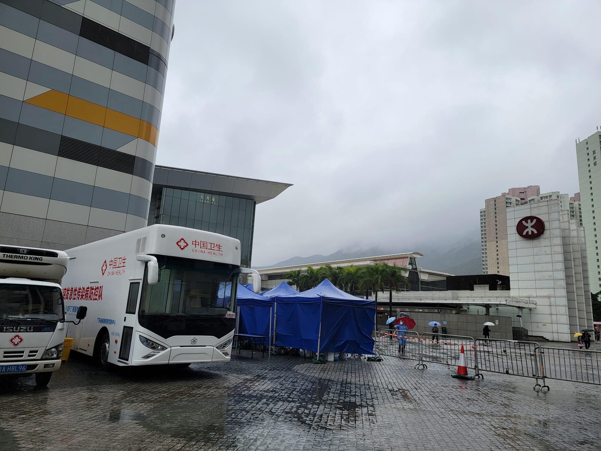 東涌東薈城外今日設置流動採樣站,「國家突發急性傳染病防控隊」檢測車出動。(莊振邦攝)