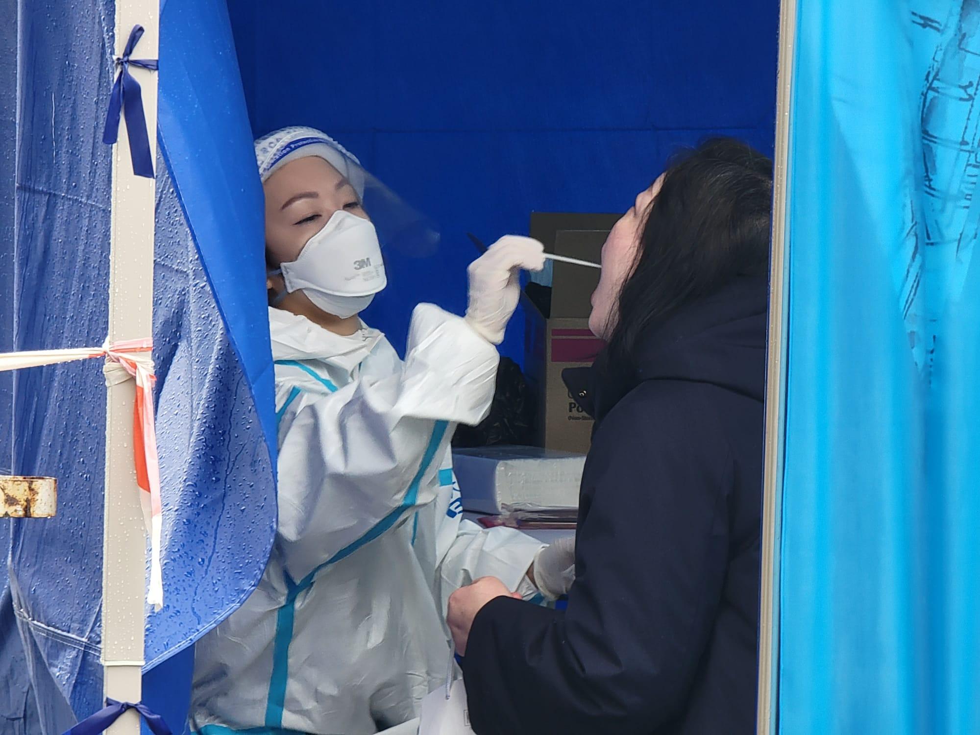 東涌東薈城外今日設置流動採樣站,「國家突發急性傳染病防控隊」檢測車出動。(莊振邦攝)