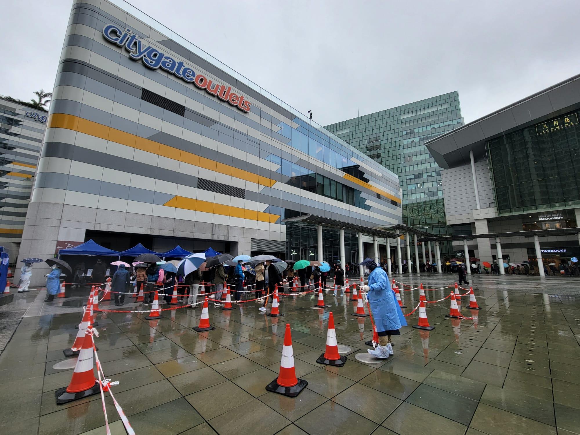 東涌東薈城外今日設置流動採樣站,「國家突發急性傳染病防控隊」檢測車出動。(莊振邦攝)