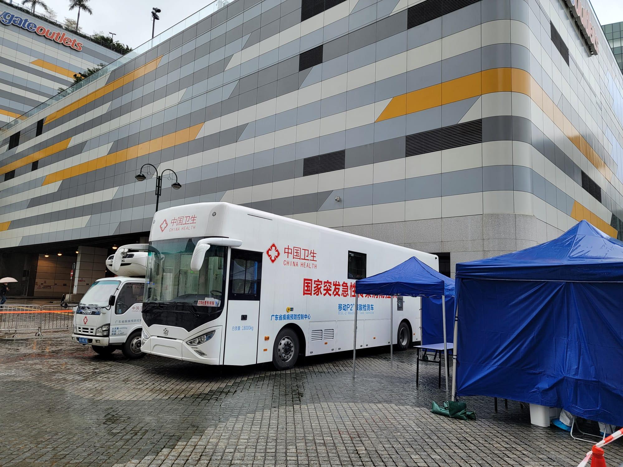 東涌東薈城外今日設置流動採樣站,「國家突發急性傳染病防控隊」檢測車出動。(莊振邦攝)