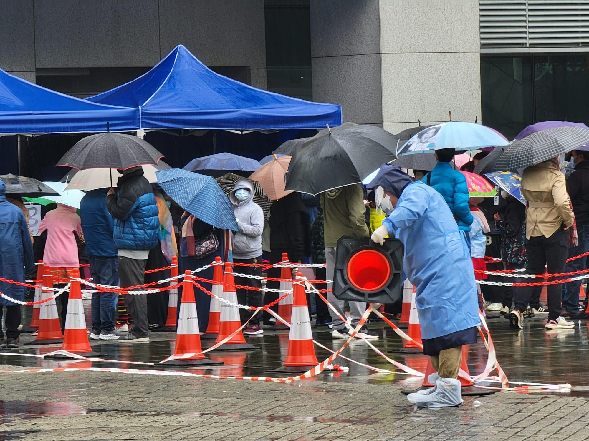 東涌東薈城外今日設置流動採樣站,市民冒雨排隊檢測。(莊振邦攝)