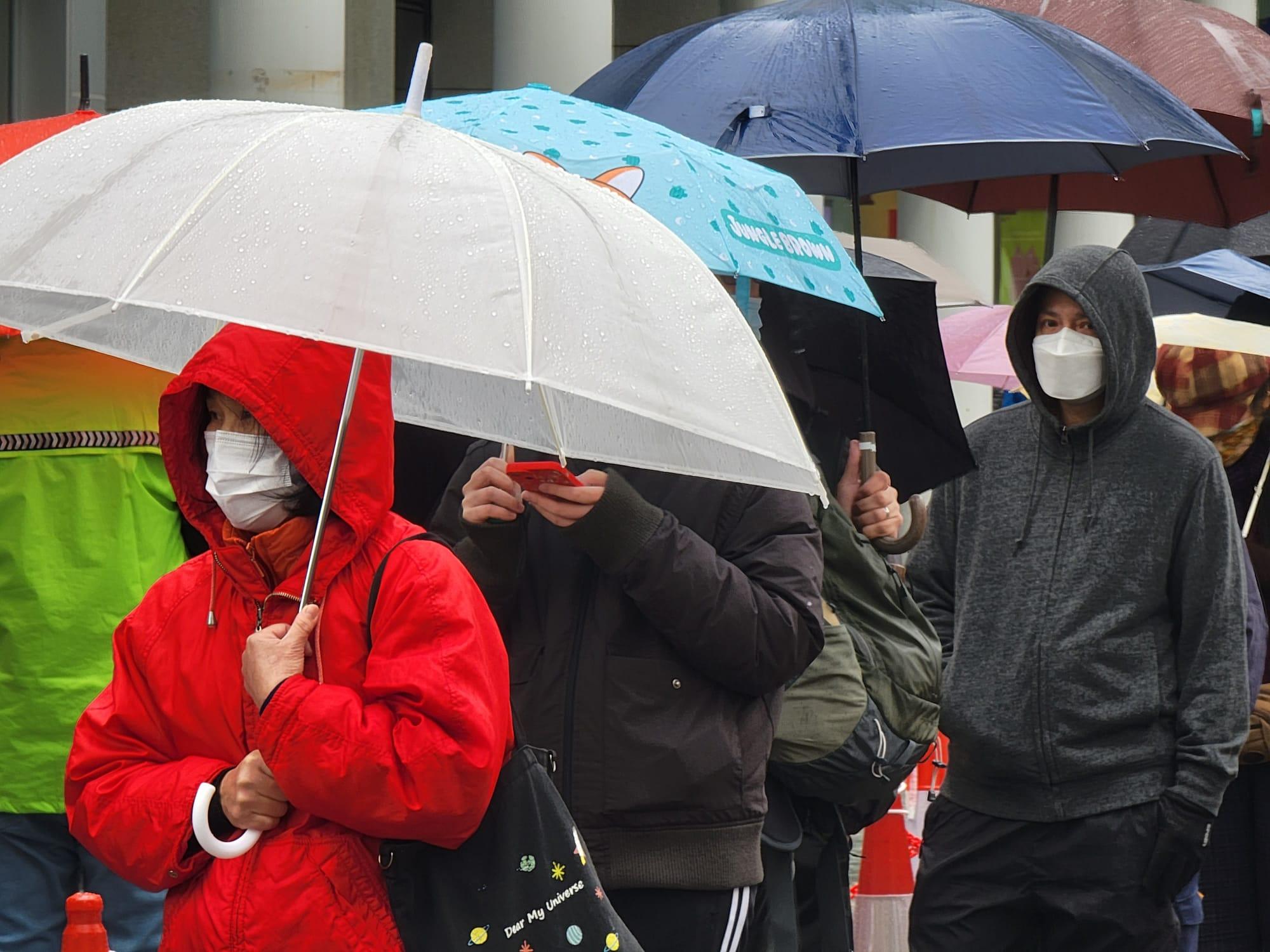 東涌東薈城外今日設置流動採樣站,市民冒雨排隊檢測。(莊振邦攝)