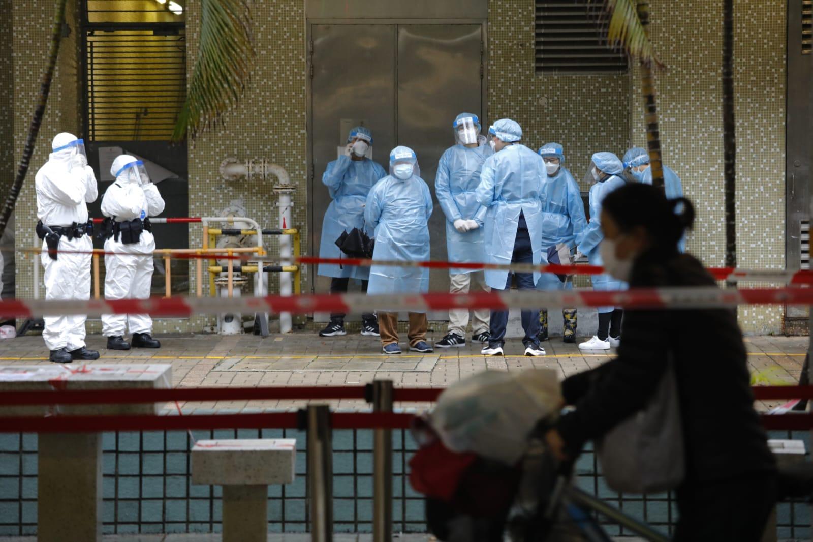 馬鞍山頌安邨頌和樓圍封檢測。(林俊源攝)