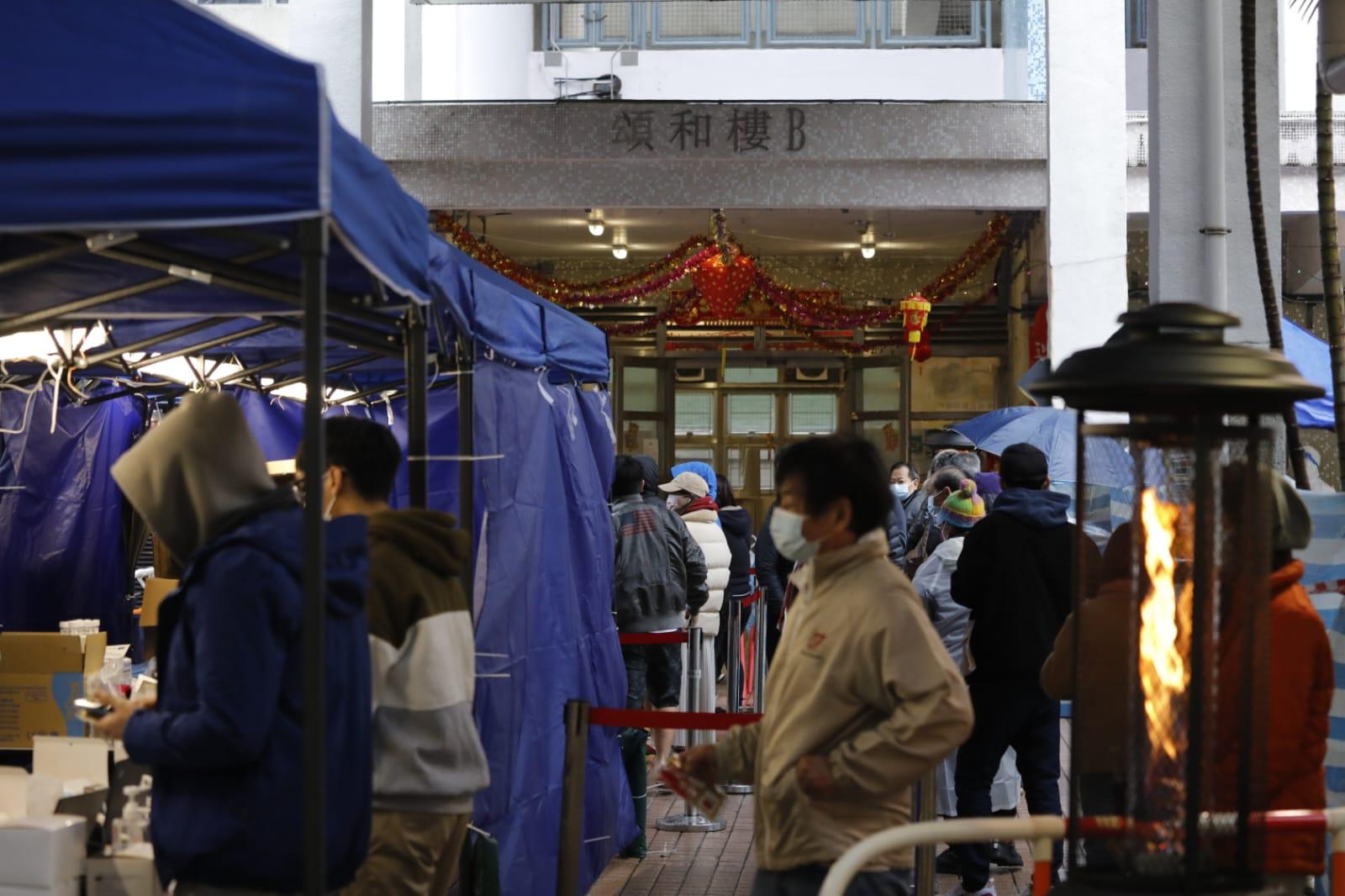 馬鞍山頌安邨頌和樓圍封檢測。(林俊源攝)