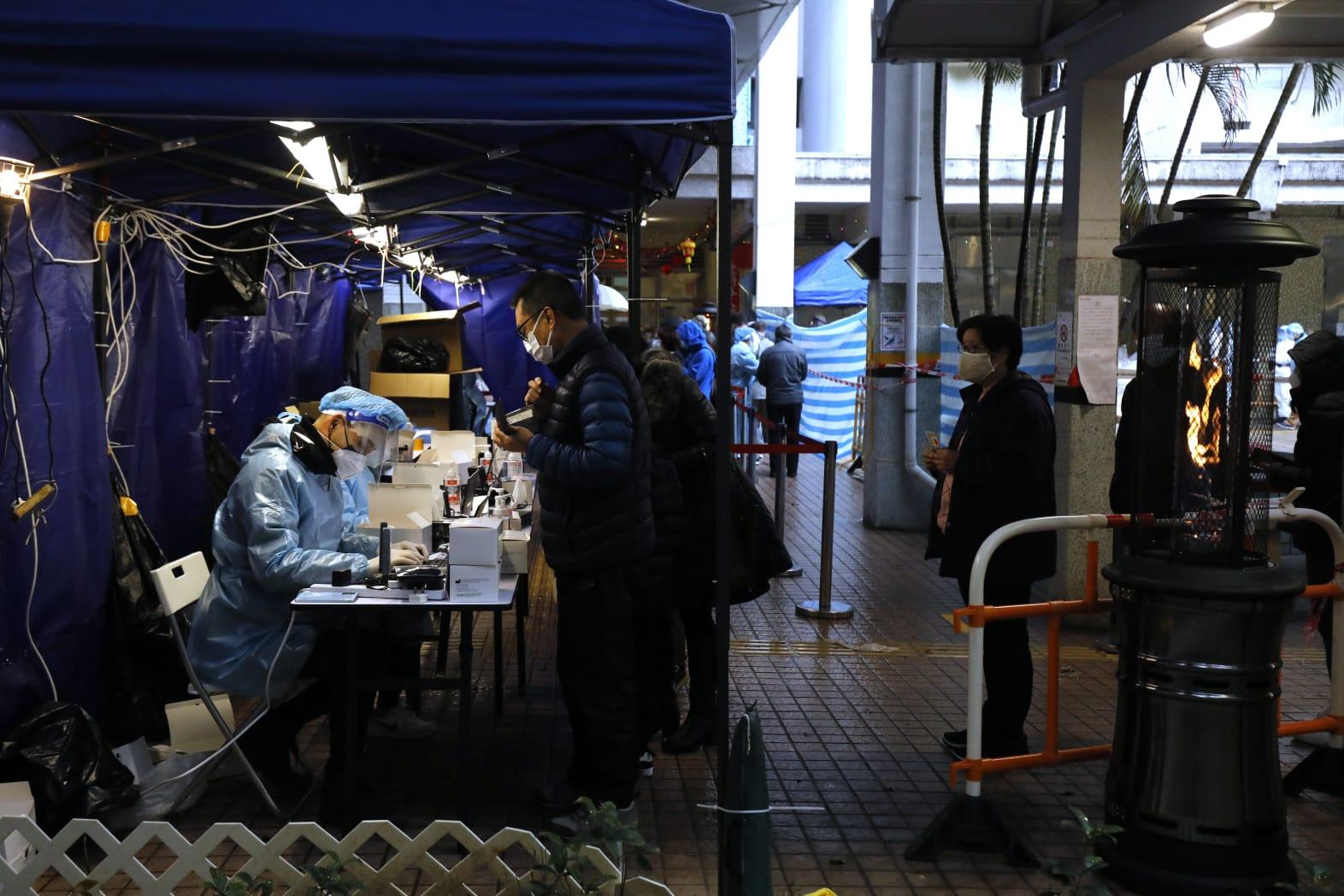 馬鞍山頌安邨頌和樓圍封檢測。(林俊源攝)