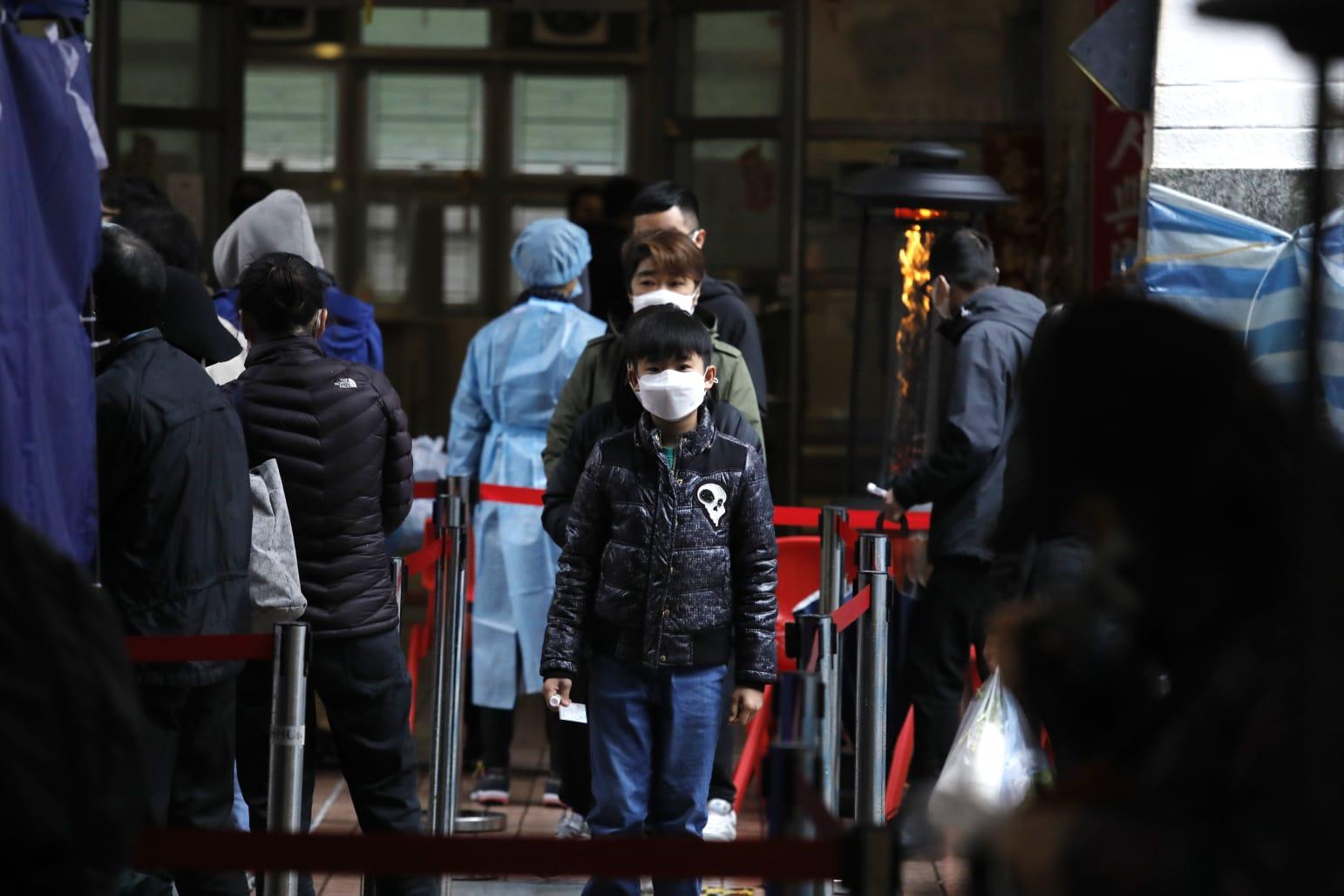 馬鞍山頌安邨頌和樓圍封檢測。(林俊源攝)