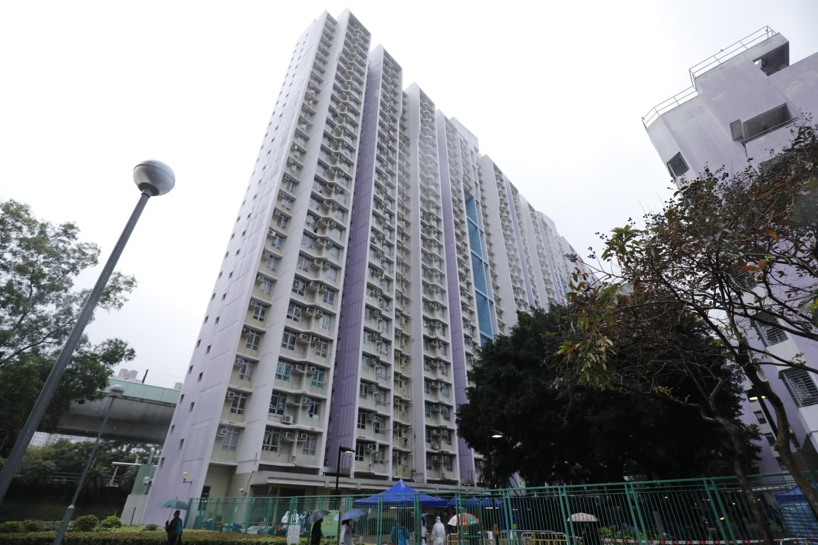 馬鞍山頌安邨頌和樓圍封檢測。(林俊源攝)