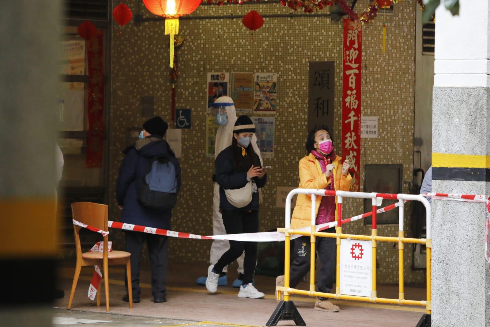 馬鞍山頌安邨頌和樓圍封檢測。(林俊源攝)