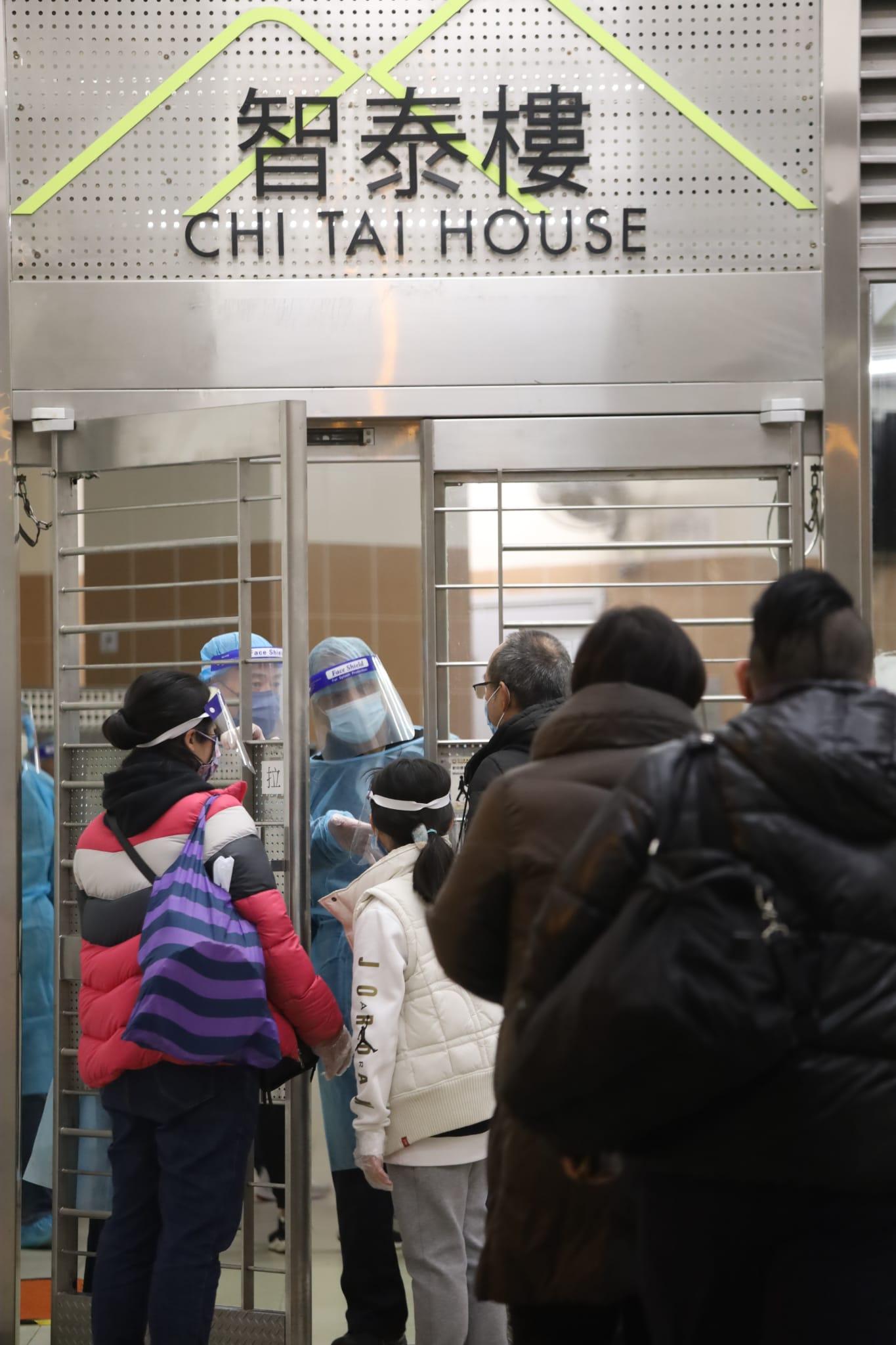 安泰邨智泰樓今日下午起圍封,居民要強制檢測。(鍾式明攝)