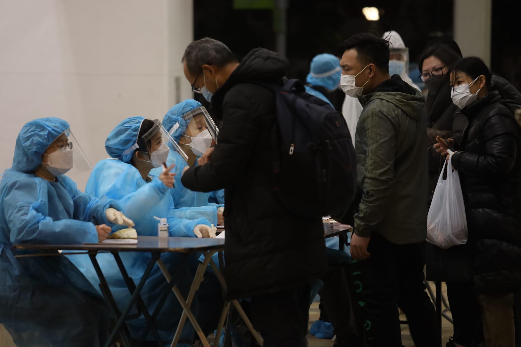 安泰邨智泰樓今日下午起圍封,居民要強制檢測。(鍾式明攝)