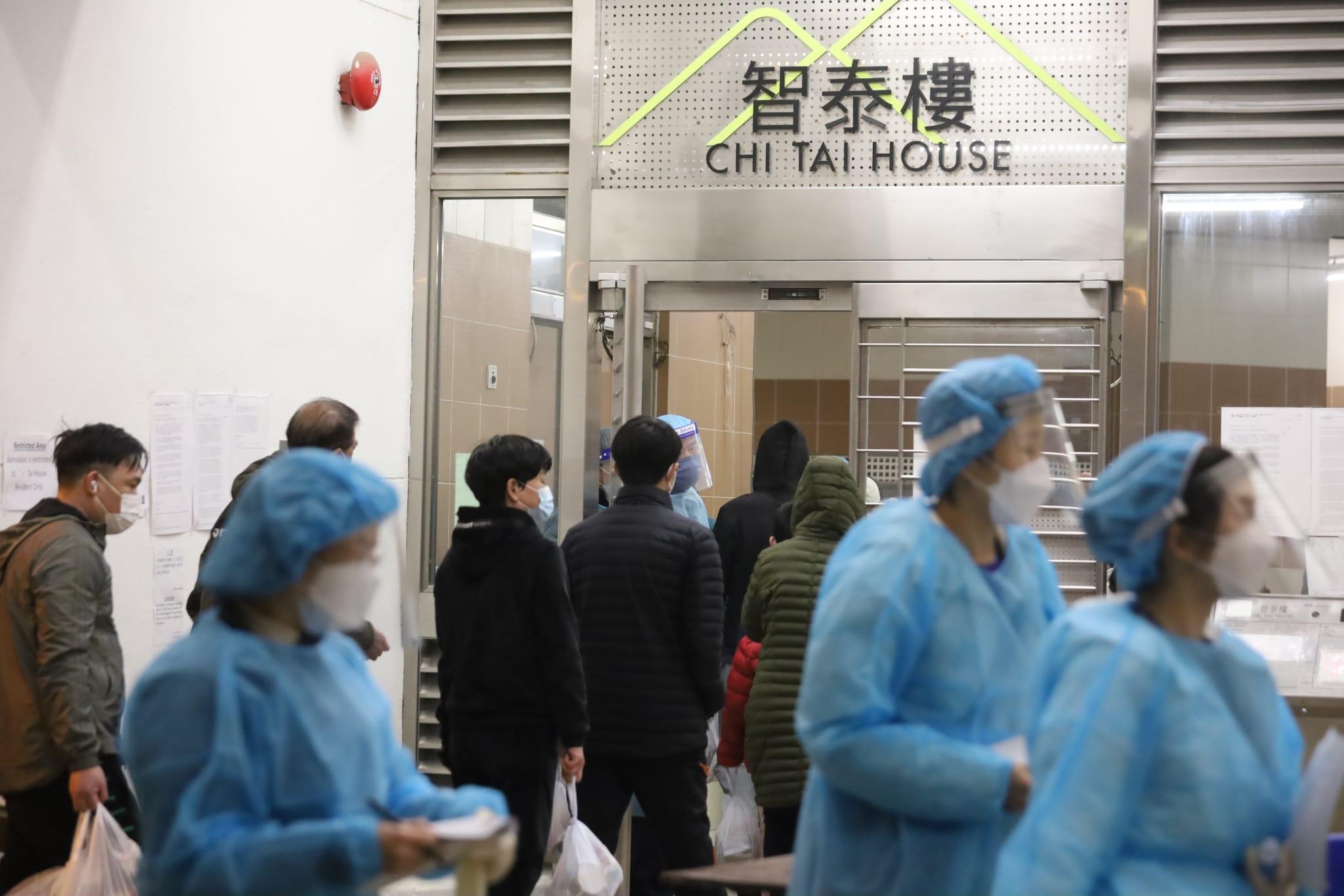 安泰邨智泰樓今日下午起圍封,居民要強制檢測。(鍾式明攝)