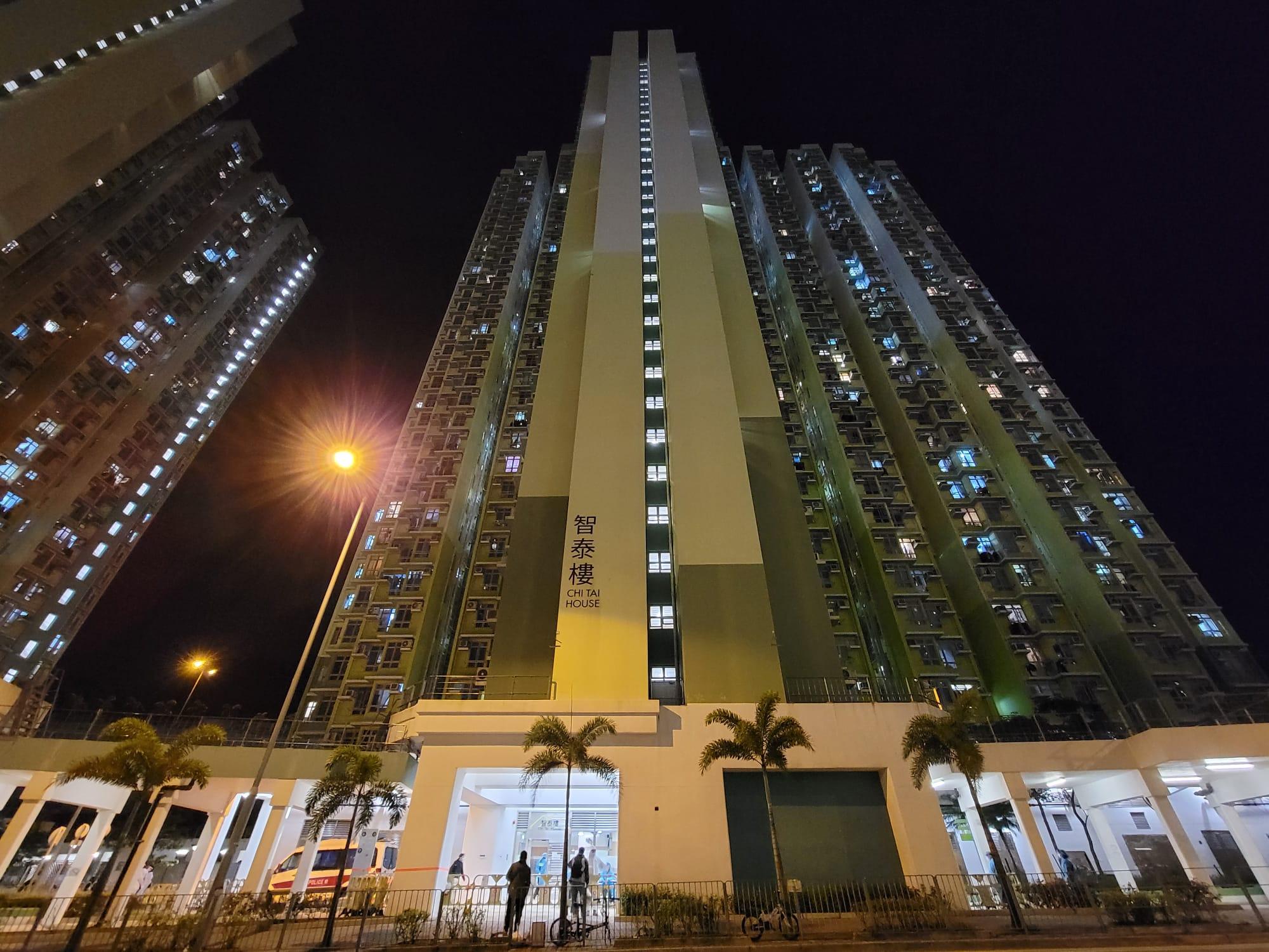 安泰邨智泰樓今日下午起圍封,居民要強制檢測。(鍾式明攝)