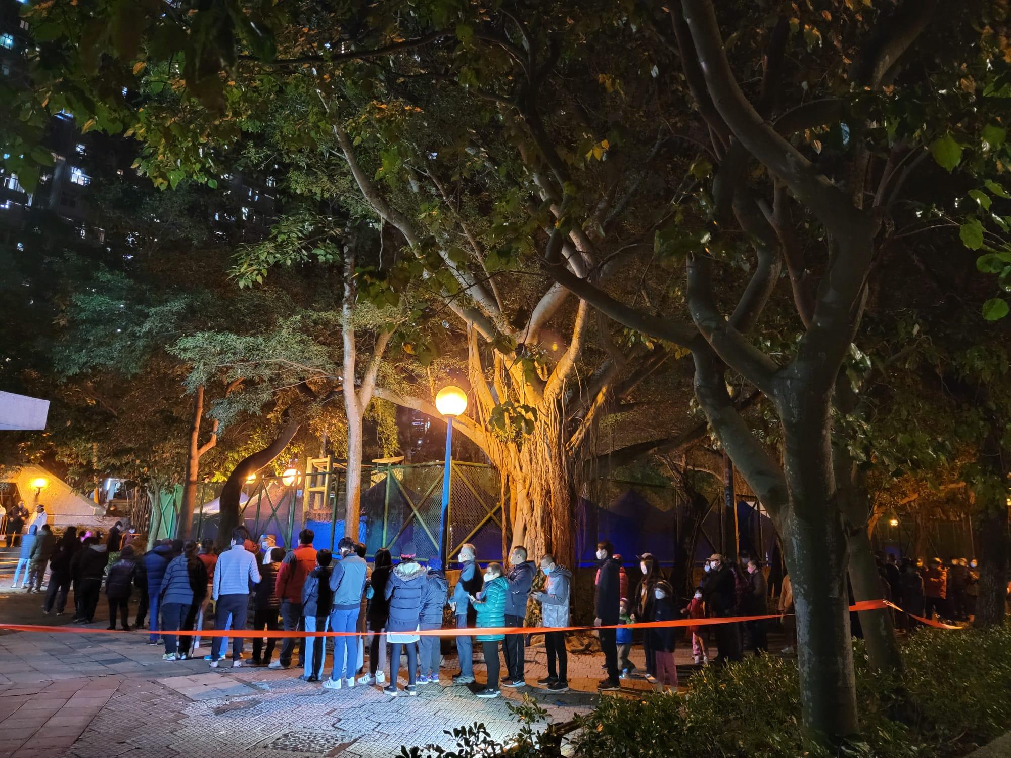 天平邨天喜樓晚上被圍封,強制居民接受檢測。(鍾式明攝)