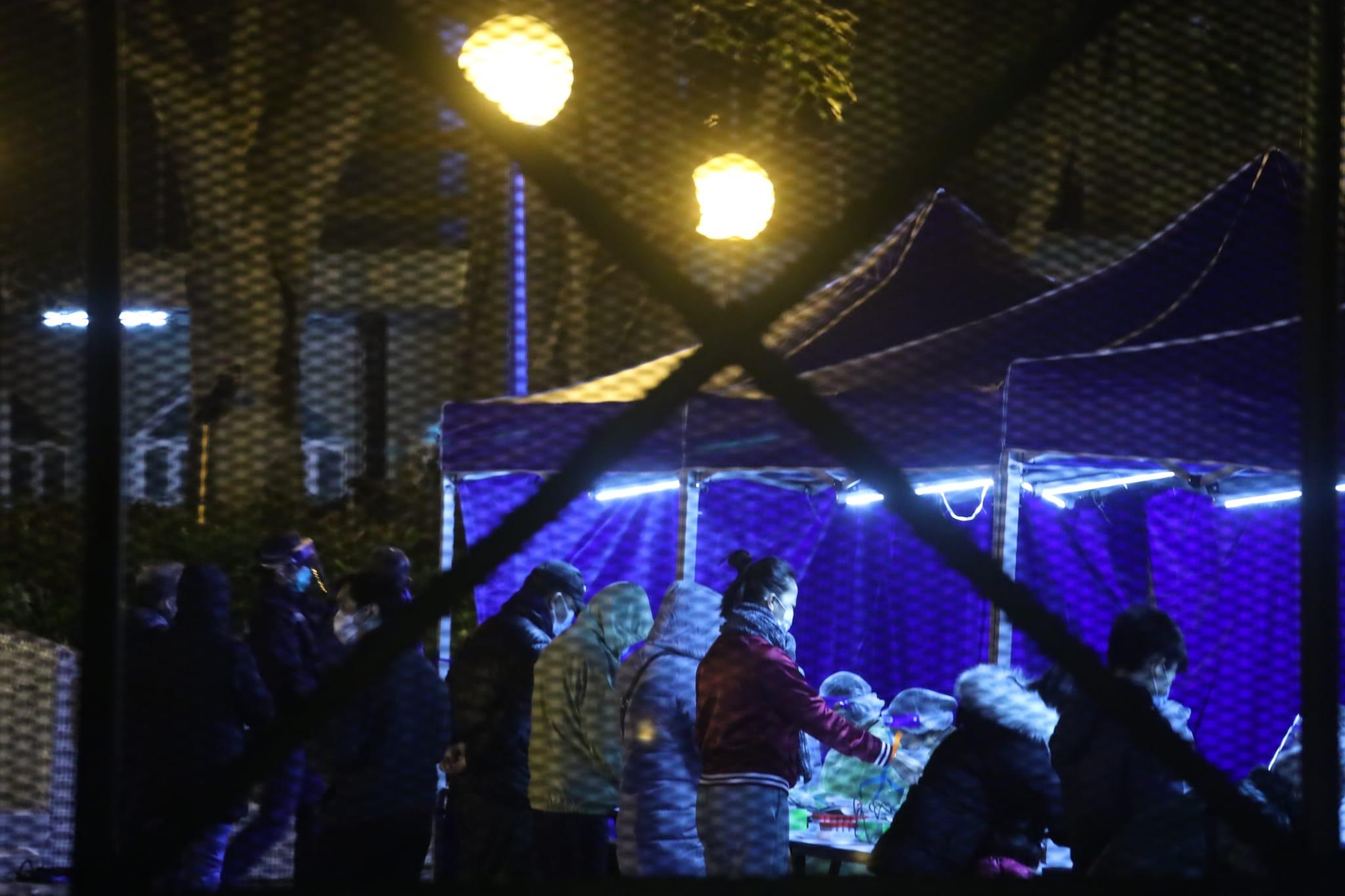 天平邨天喜樓晚上被圍封,強制居民接受檢測。(鍾式明攝)