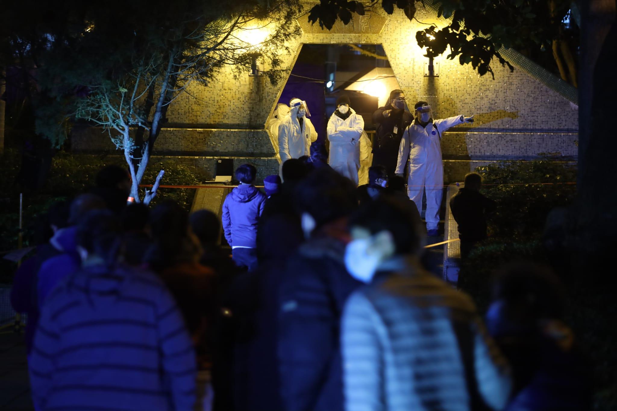 天平邨天喜樓晚上被圍封,強制居民接受檢測。(鍾式明攝)