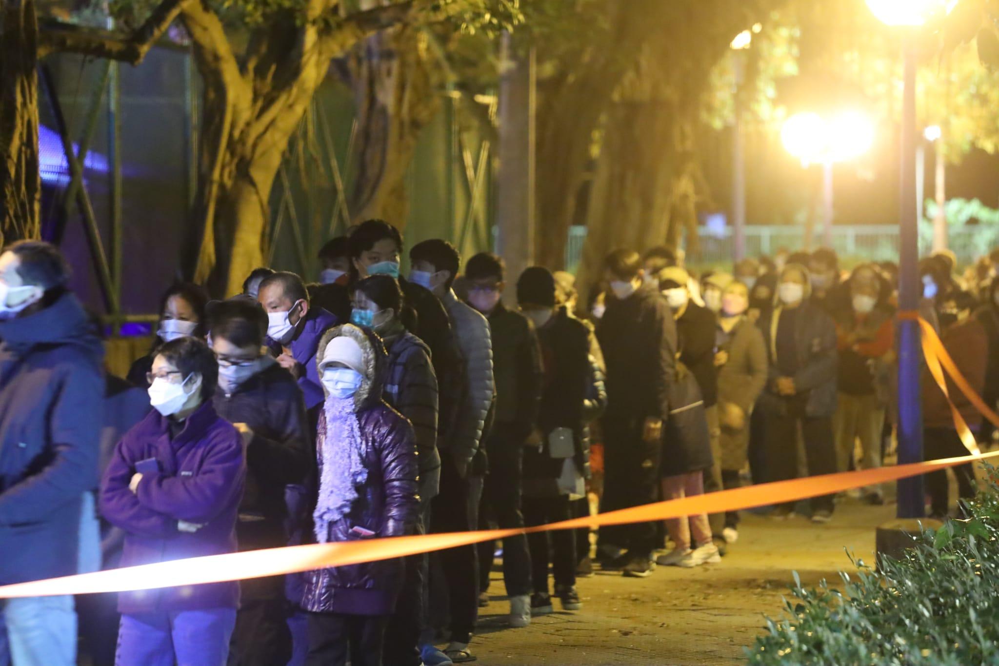 天平邨天喜樓晚上被圍封,強制居民接受檢測。(鍾式明攝)