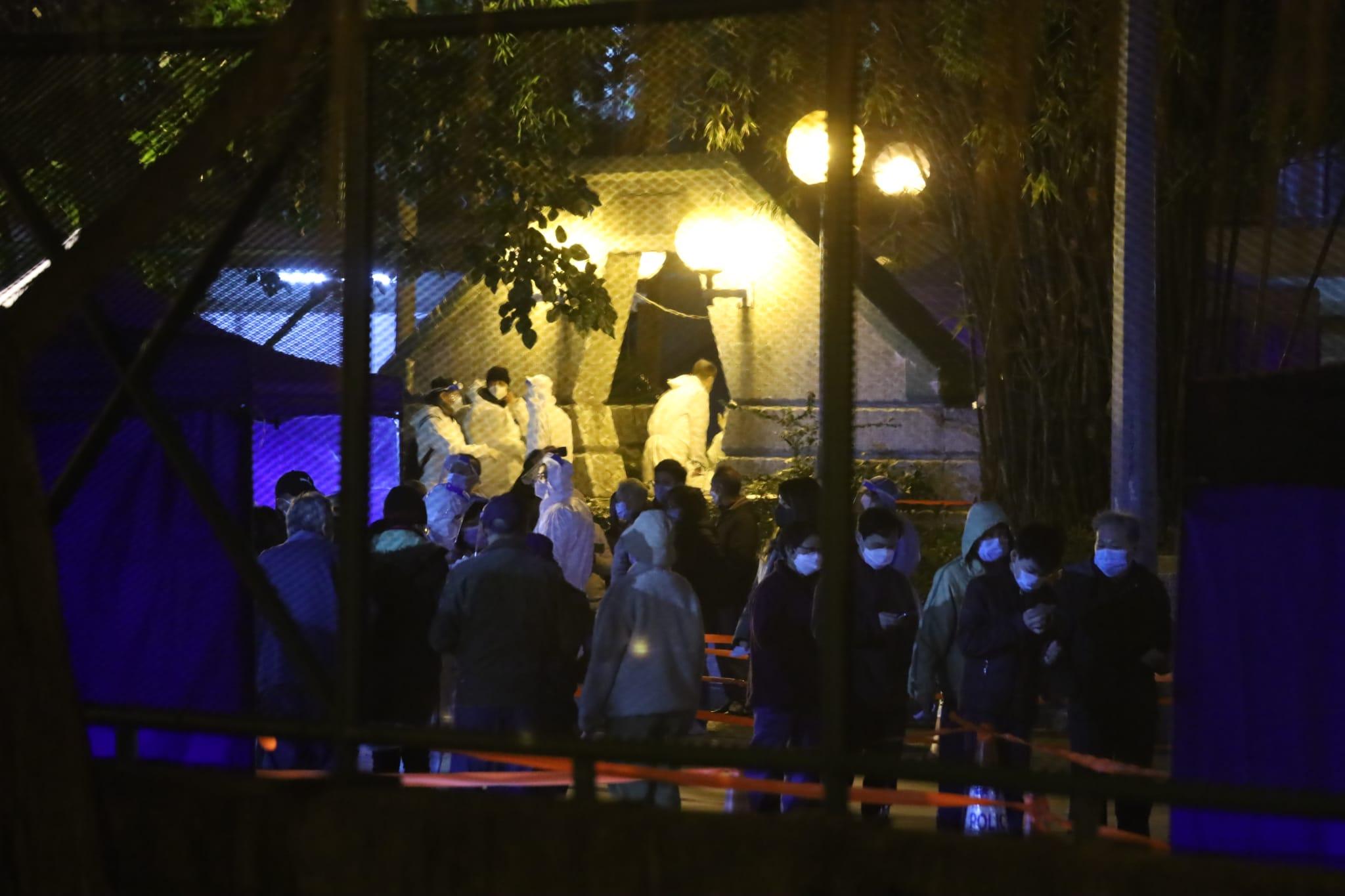 天平邨天喜樓晚上被圍封,強制居民接受檢測。(鍾式明攝)