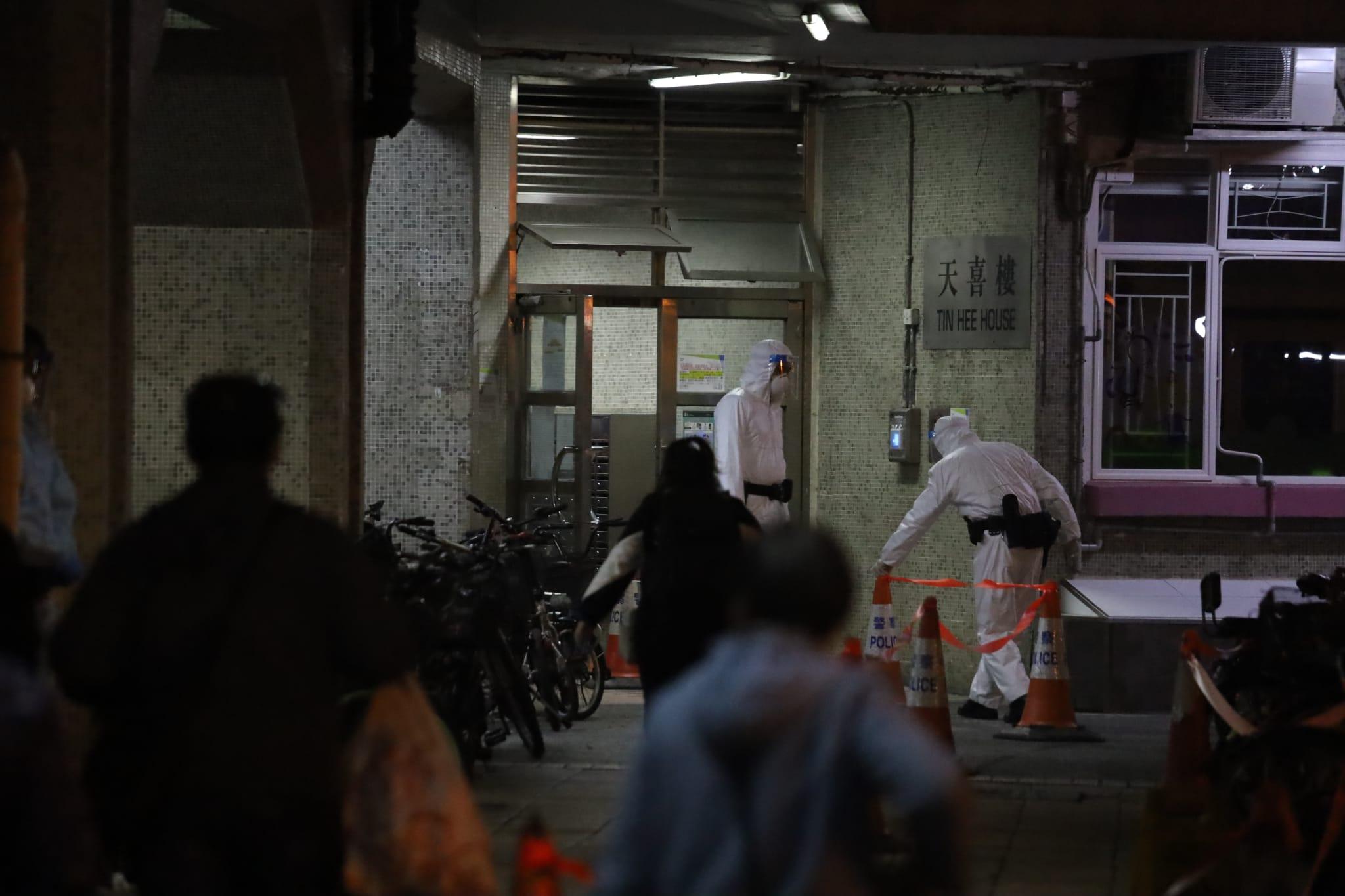 天平邨天喜樓晚上被圍封,強制居民接受檢測。(鍾式明攝)