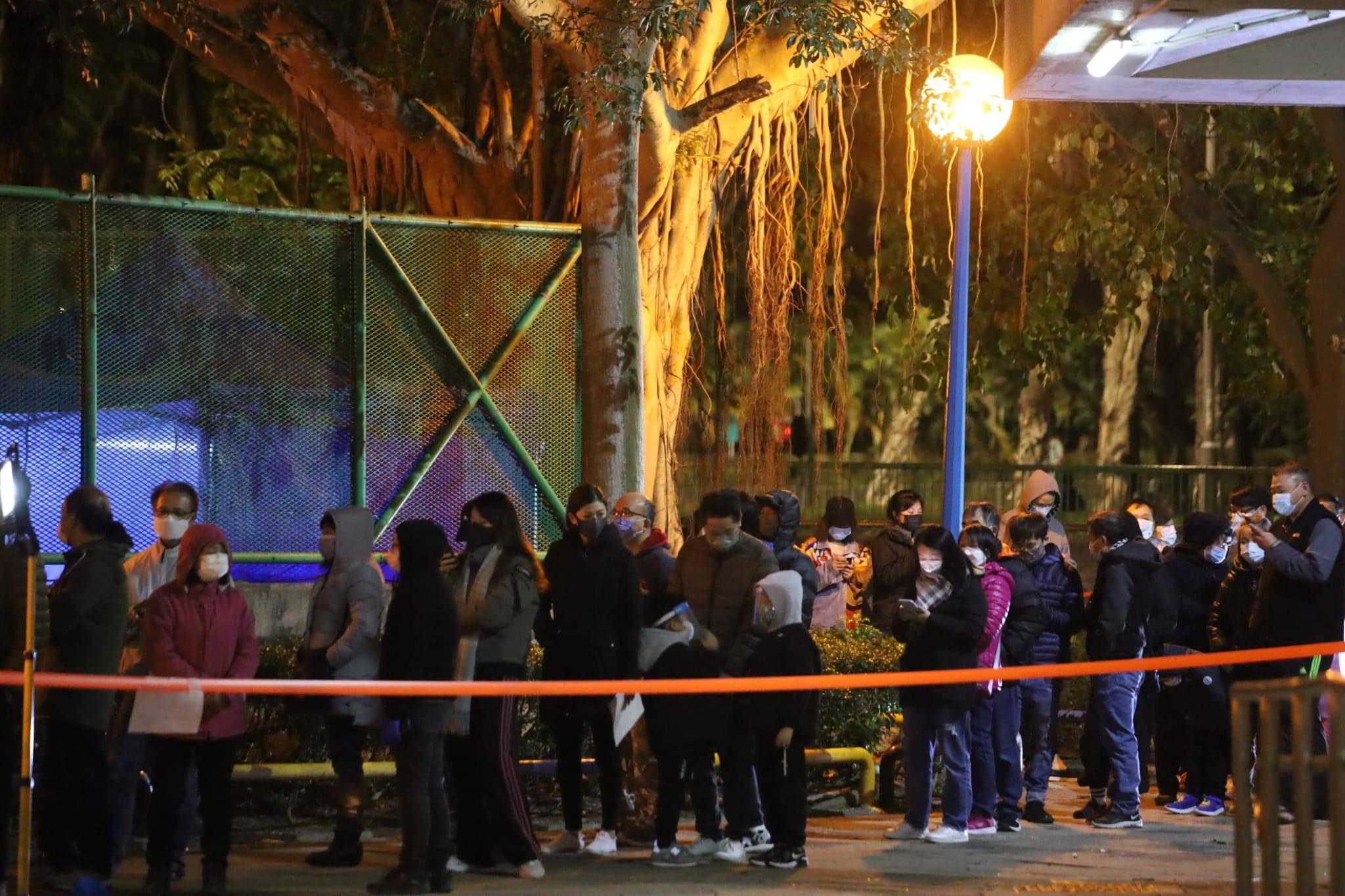 天平邨天喜樓晚上被圍封,強制居民接受檢測。(鍾式明攝)