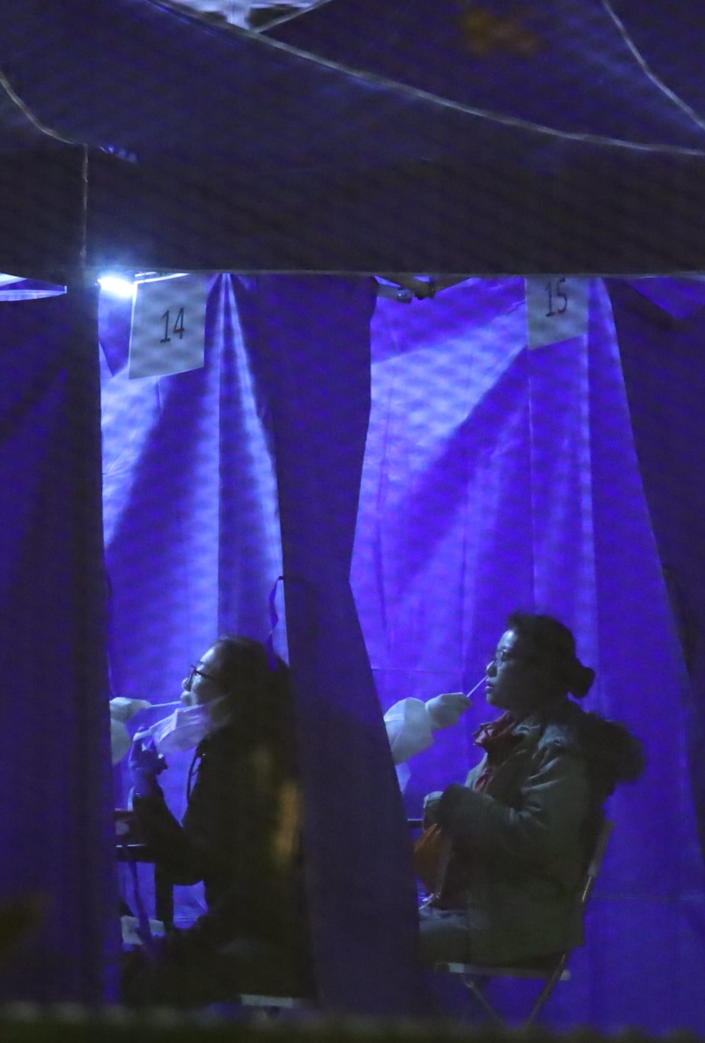 天平邨天喜樓晚上被圍封,強制居民接受檢測。(鍾式明攝)