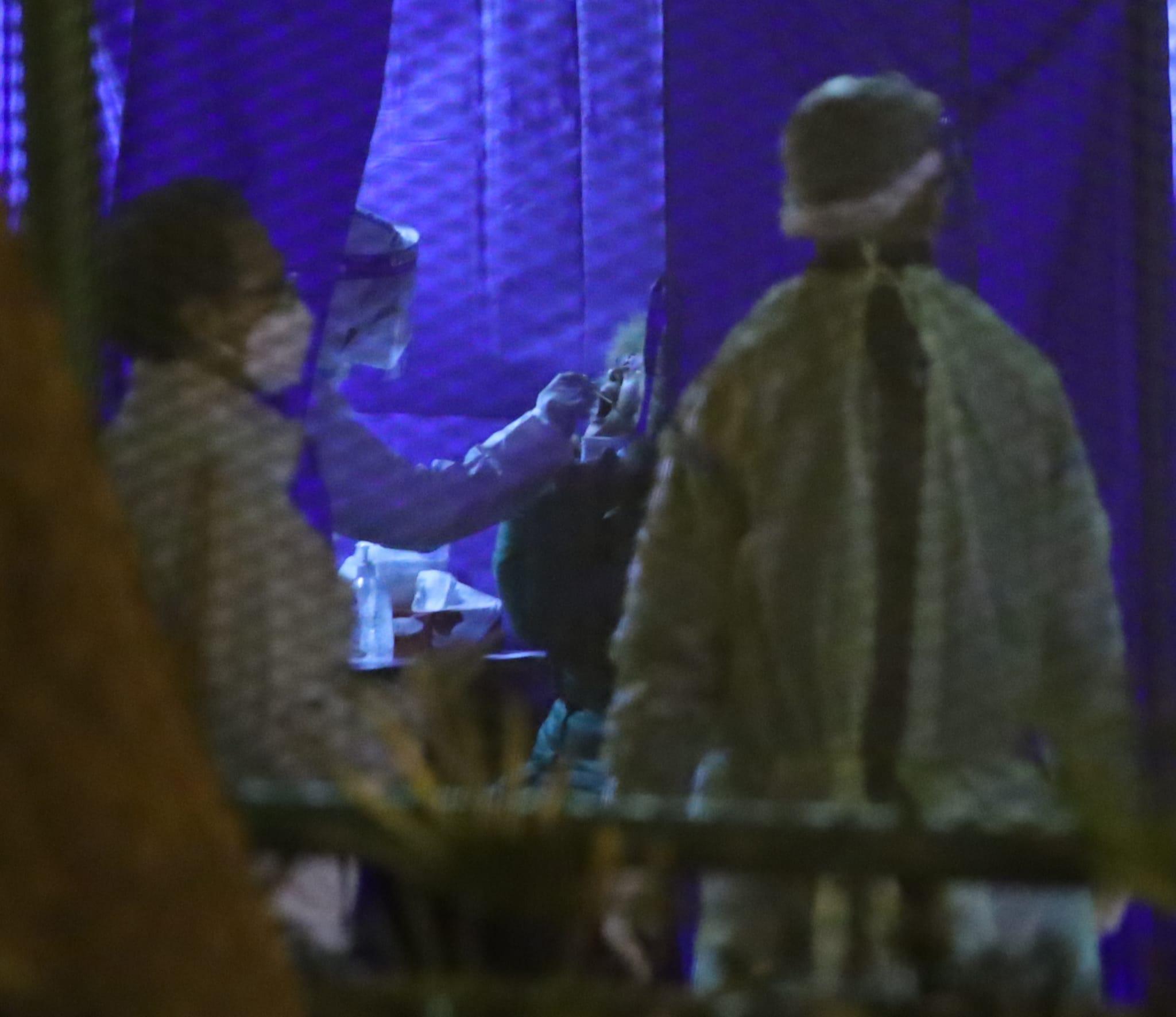 天平邨天喜樓晚上被圍封,強制居民接受檢測。(鍾式明攝)