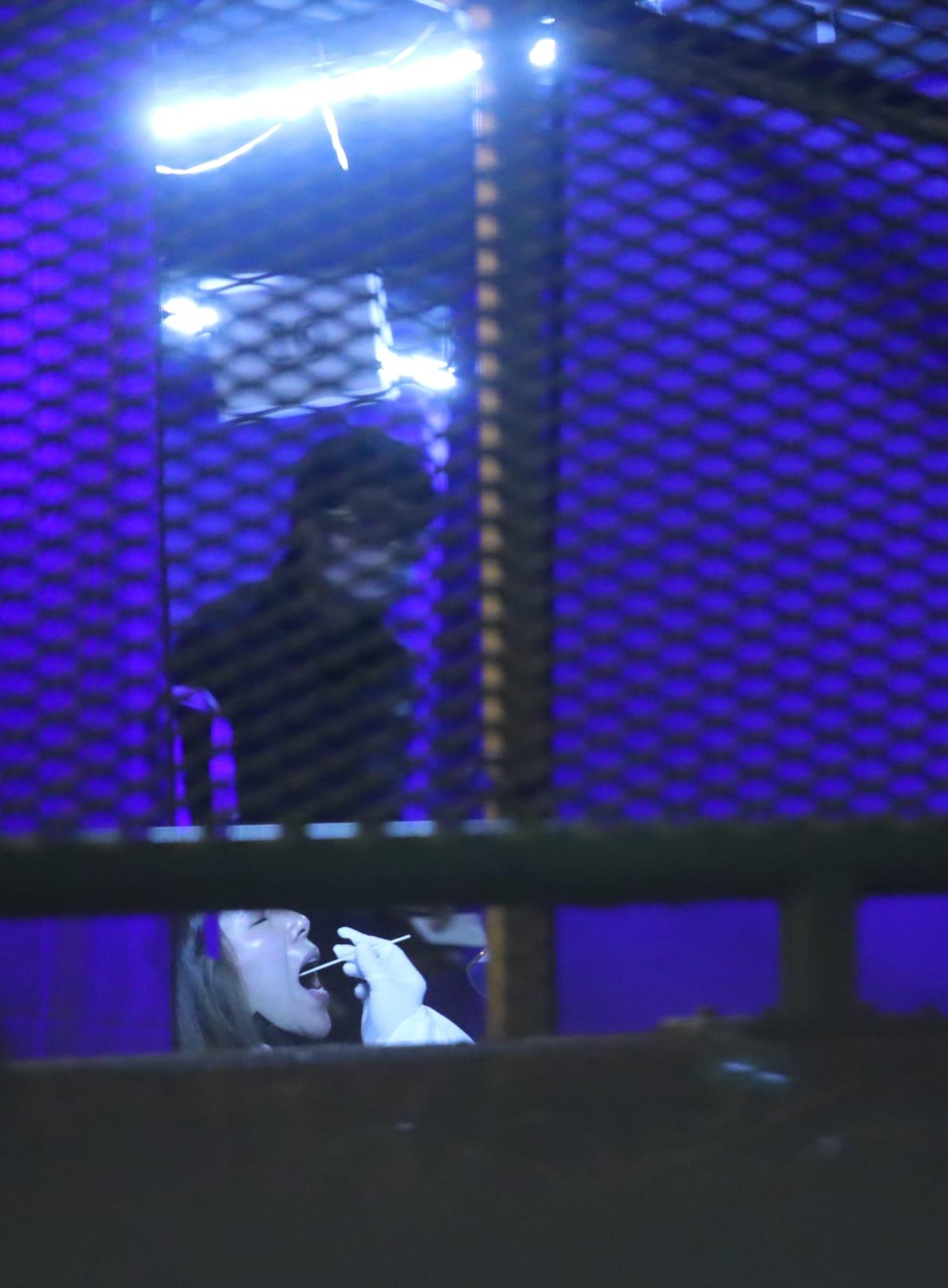 天平邨天喜樓晚上被圍封,強制居民接受檢測。(鍾式明攝)