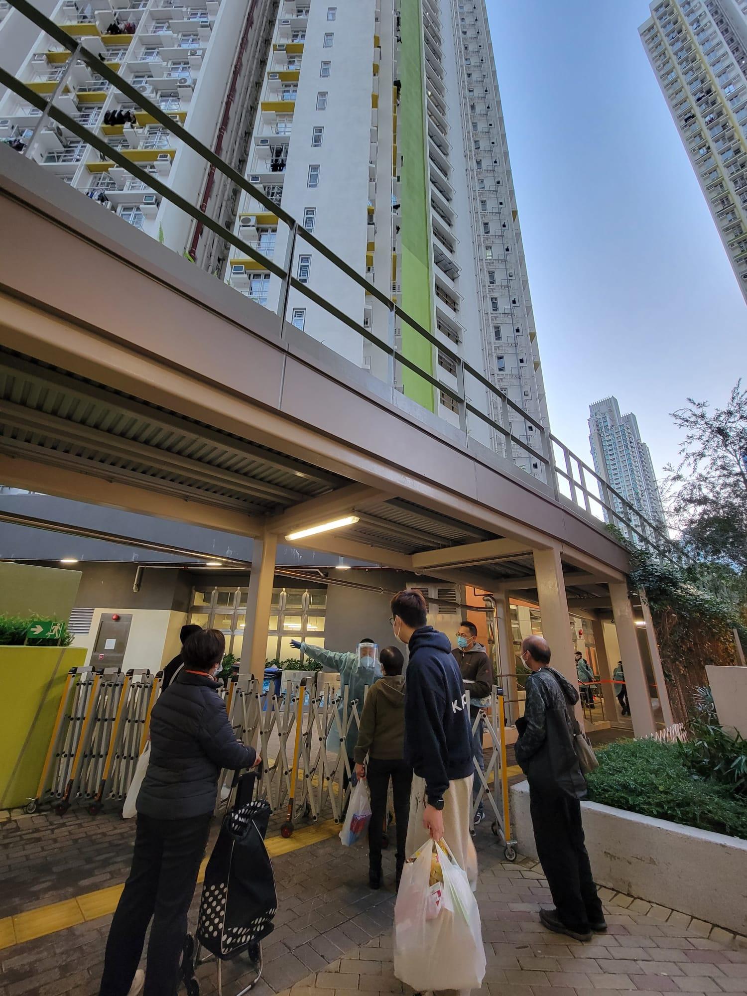 長沙灣麗翠苑麗棠閣圍封檢測。(鍾式明攝)