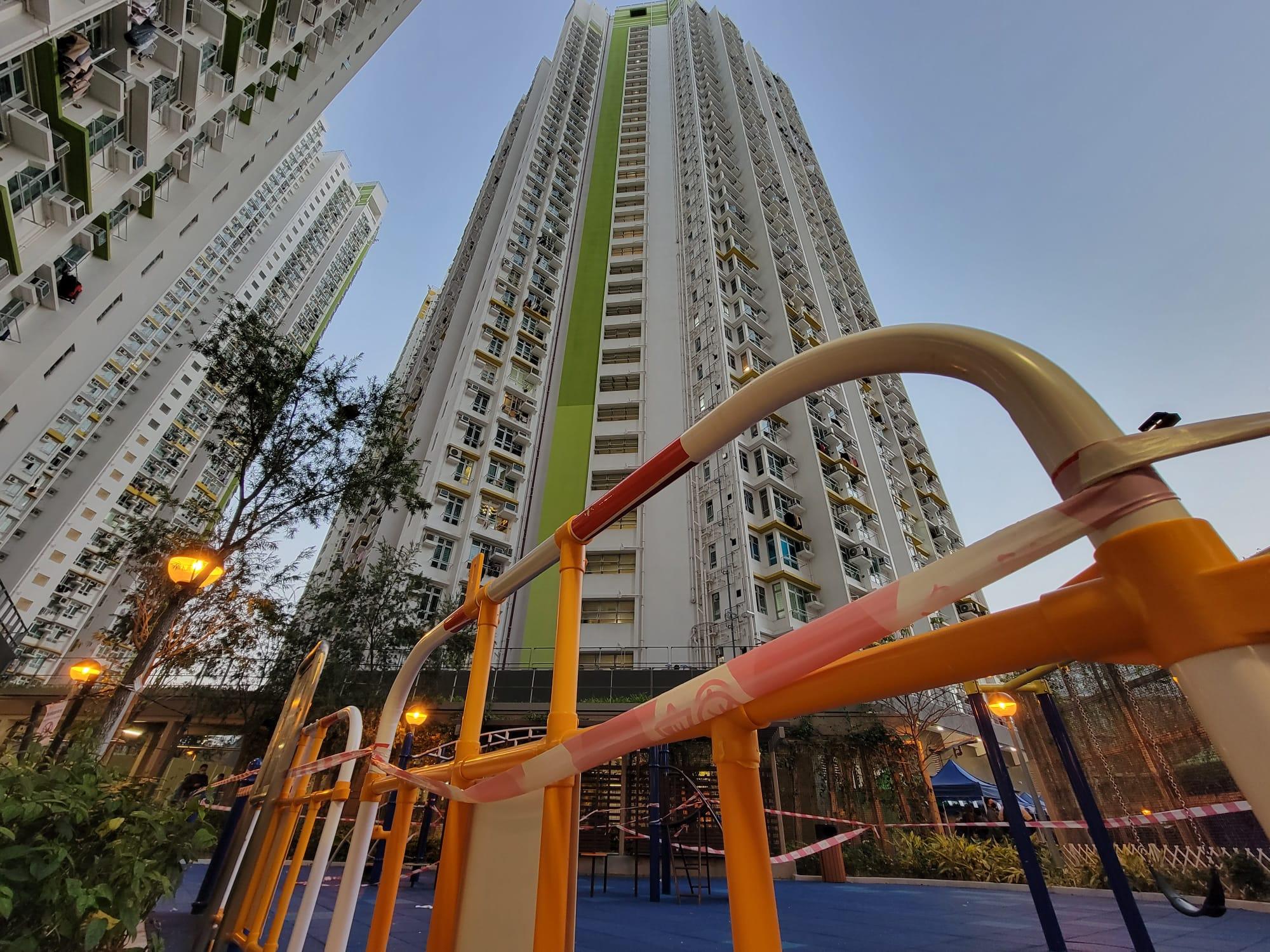 長沙灣麗翠苑麗棠閣圍封檢測。(鍾式明攝)