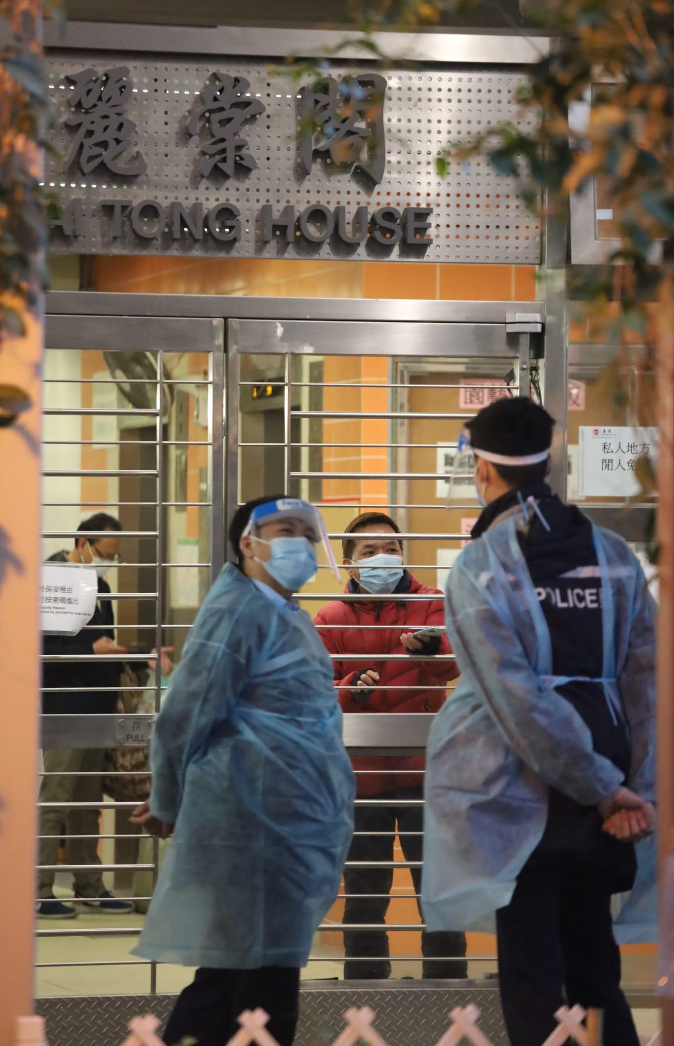 長沙灣麗翠苑麗棠閣圍封檢測。(鍾式明攝)